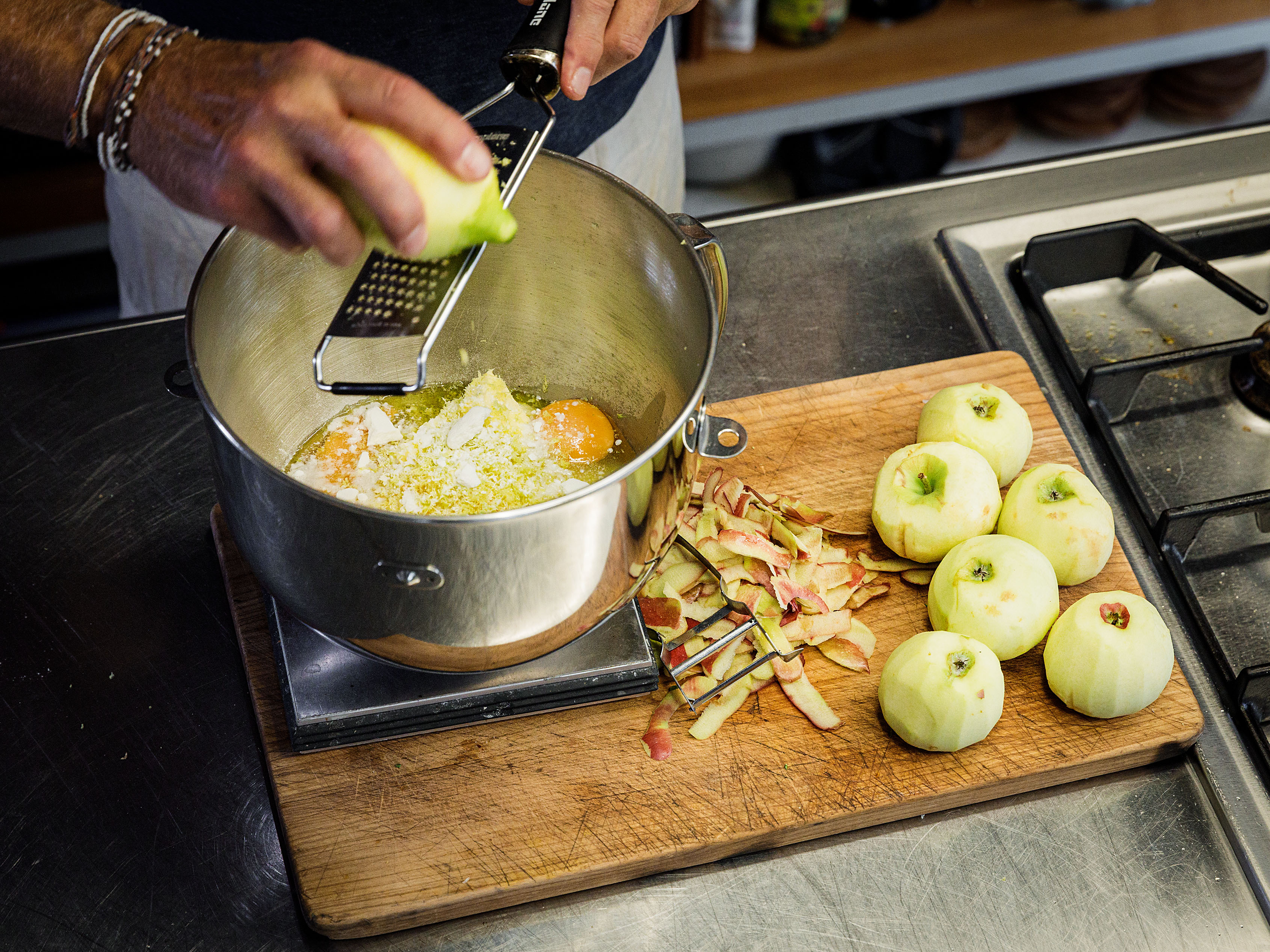 Schritt 1: Alle Zutaten bis auf die Äpfel und Mandelsplitter im Rührwerk zu einem Teig verarbeiten