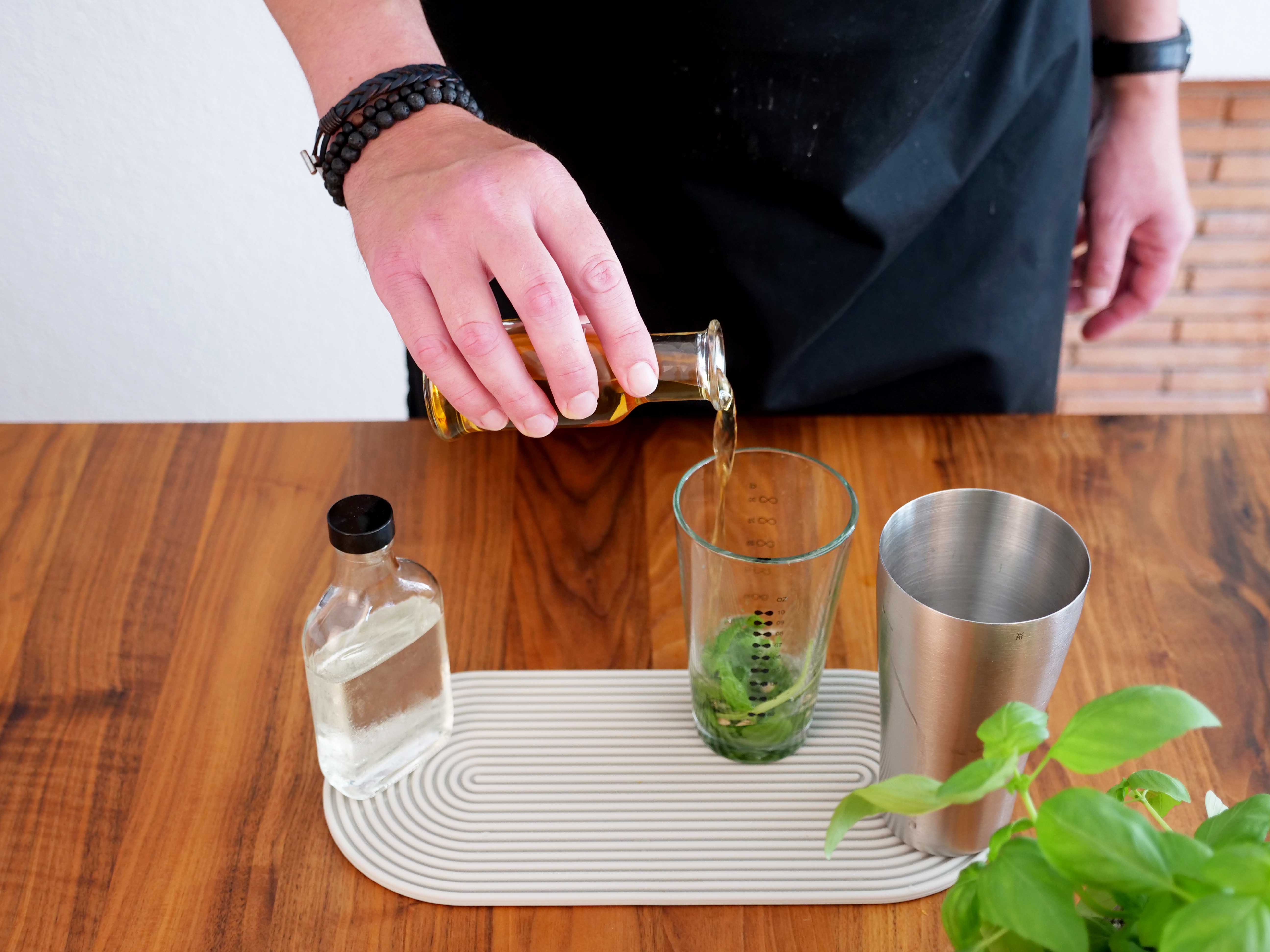 3. Wermut in den Shaker