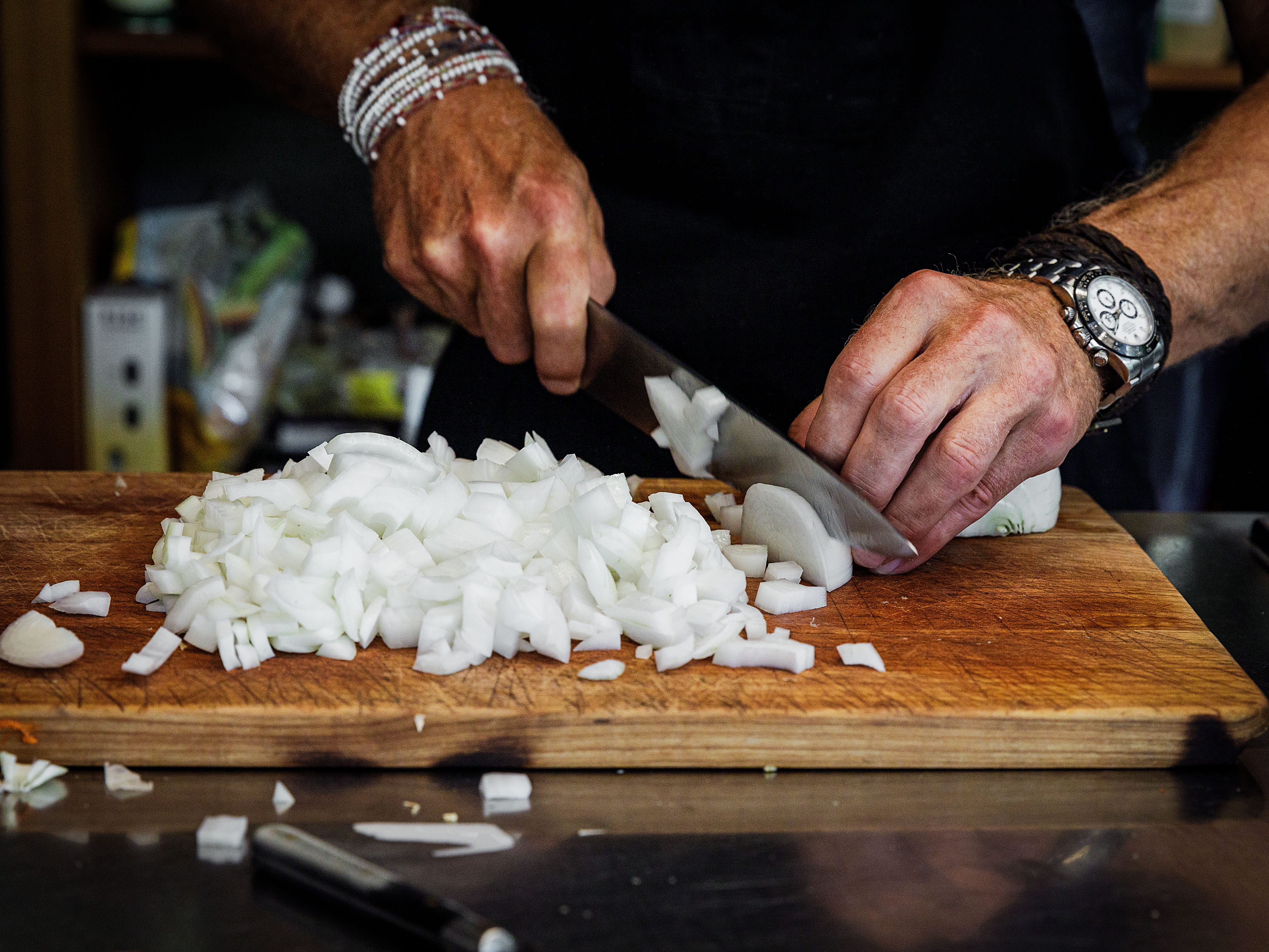 Schritt 1: Zwiebeln für Kalbsrahmgulasch nach Andreas Caminada zubereiten 