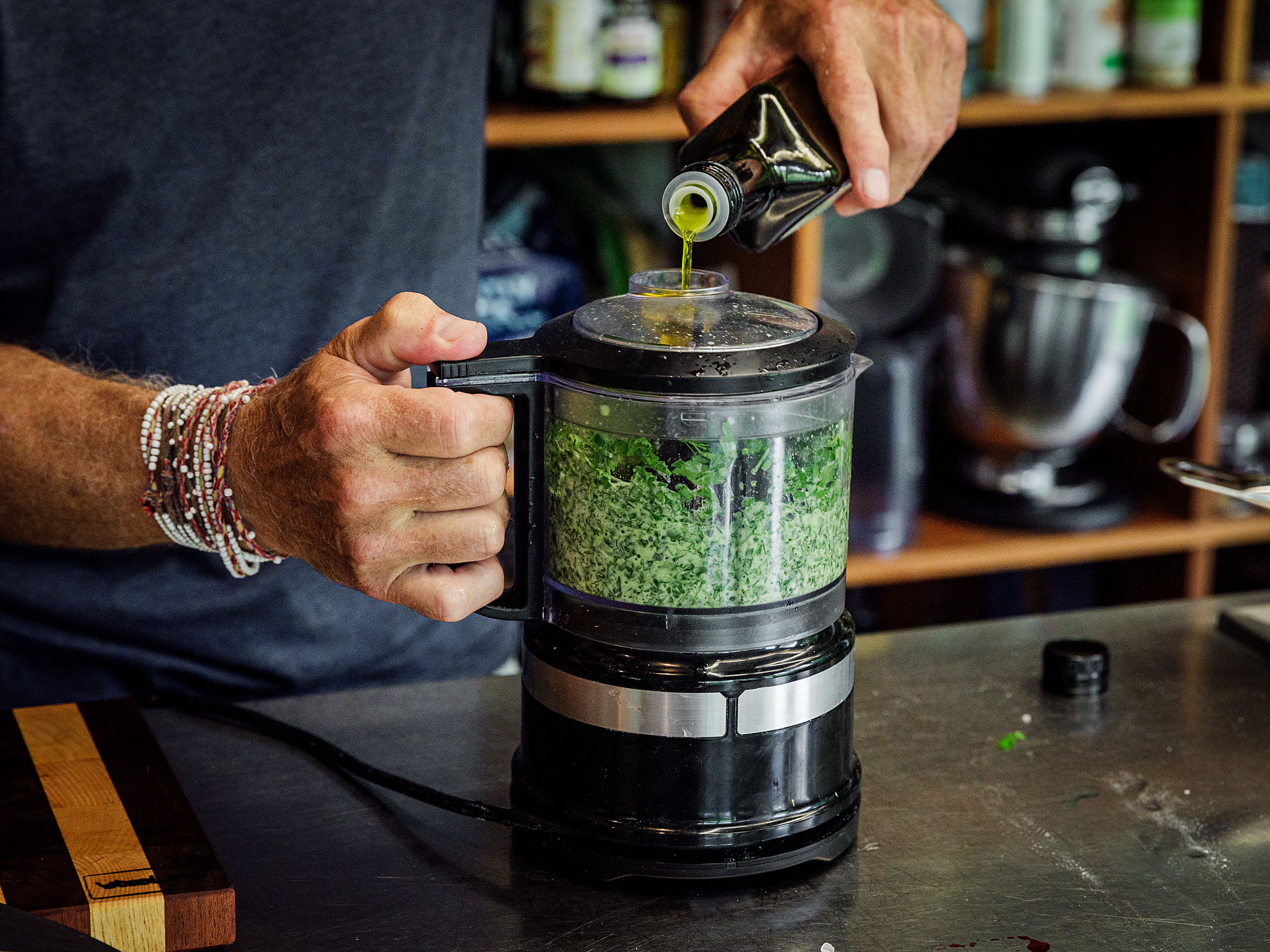 Schritt 2: Das Rapsöl in einem dünnen Strahl wie bei einer Mayonnaise unterrühren