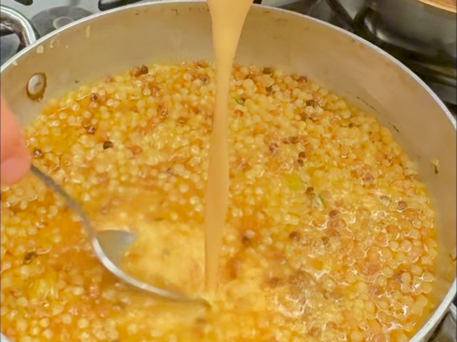 Schritt 2: Fregola mit Hummer-Bouillon kochen