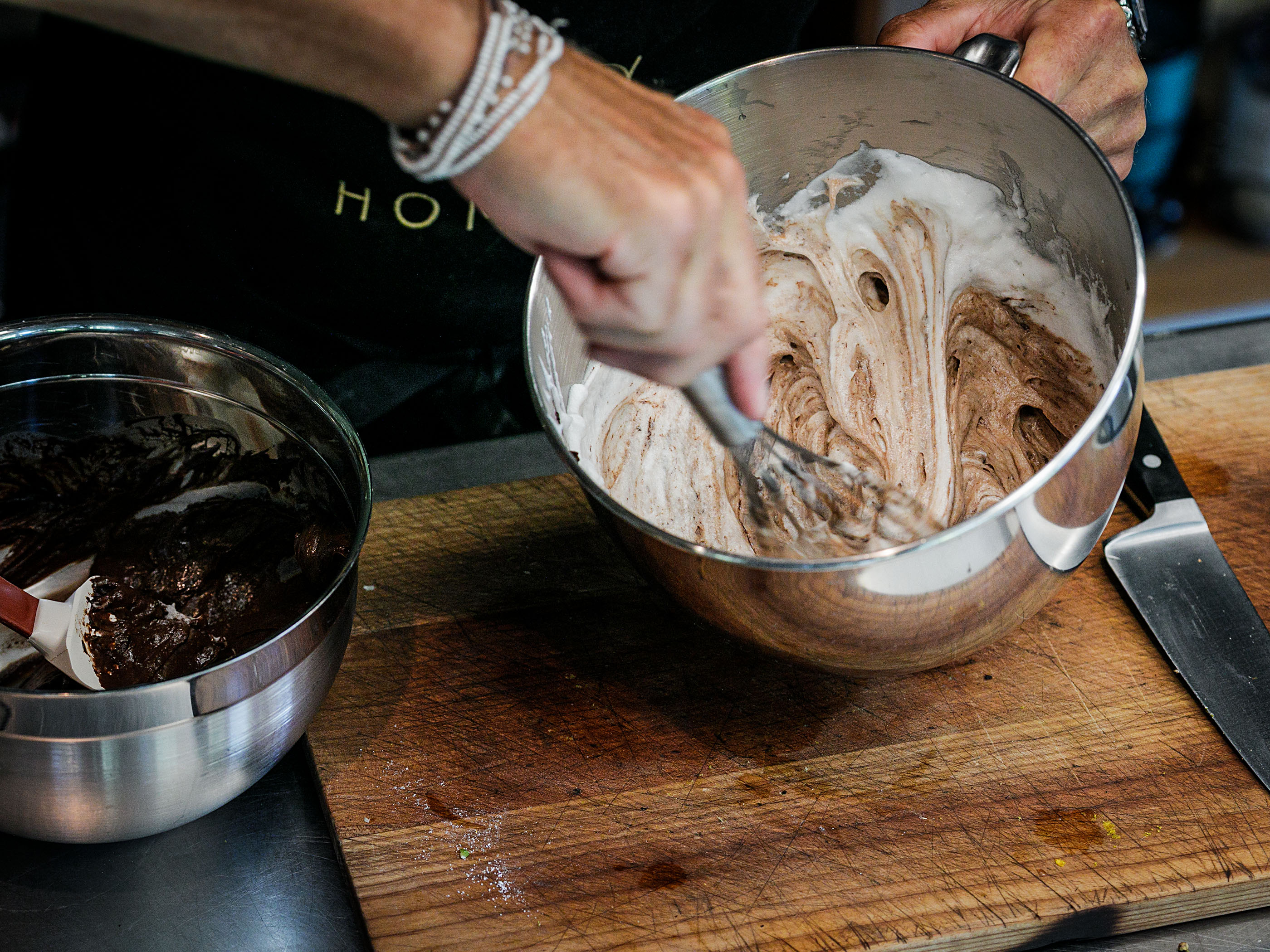 Schritt 1: Eischnee vorsichtig unter die Schokoladenmasse heben