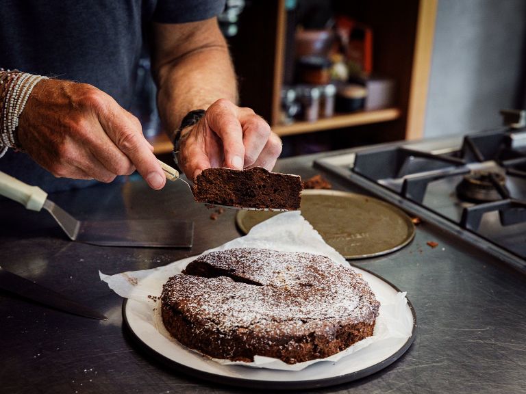 Schritt 3: Kuchen abkühlen lassen und nach Belieben mit Puderzucker bestreuen und servieren