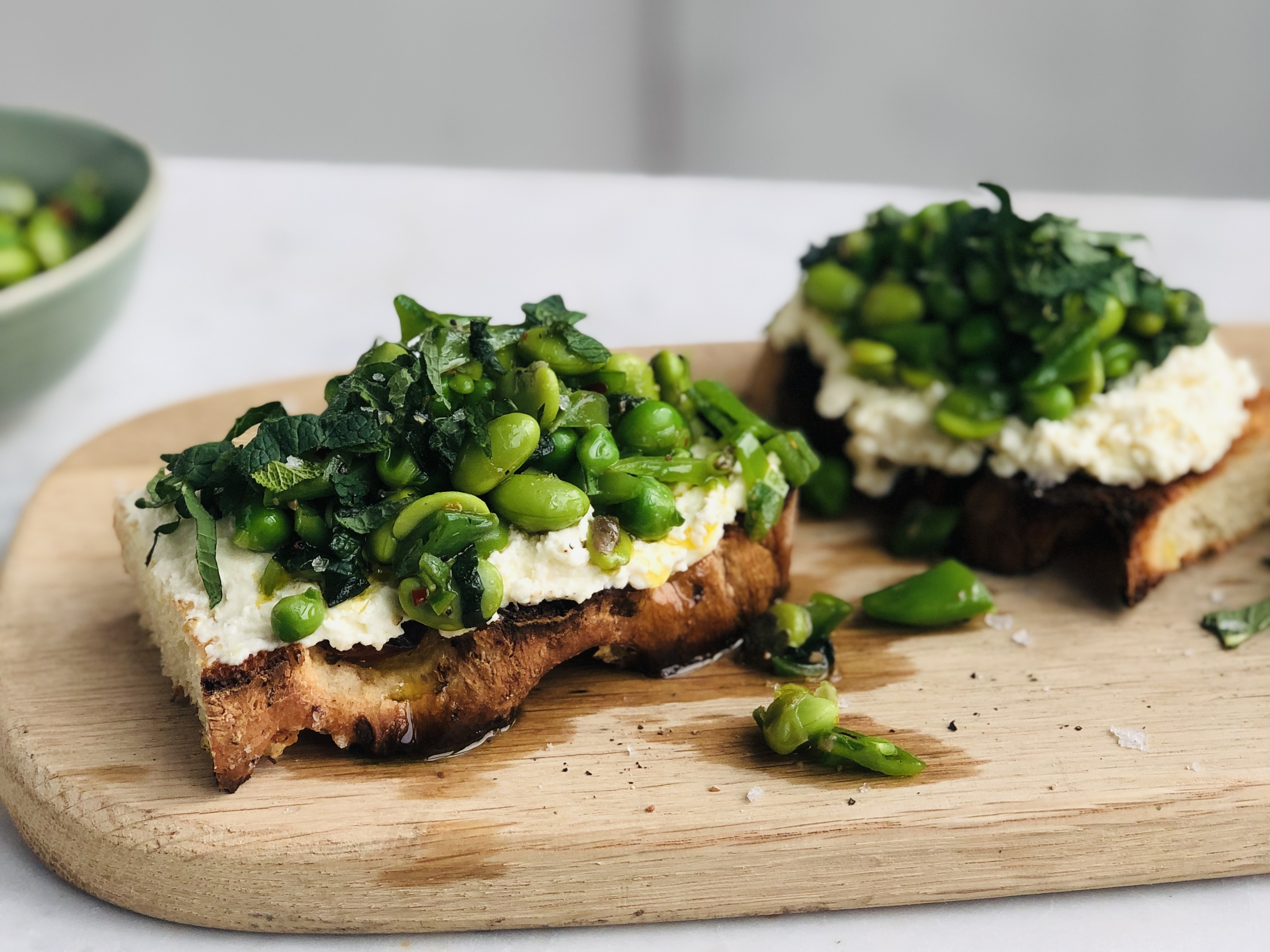 Schritt 2: Erbsen-Ricotta Bruschette mit Minze zubereiten 