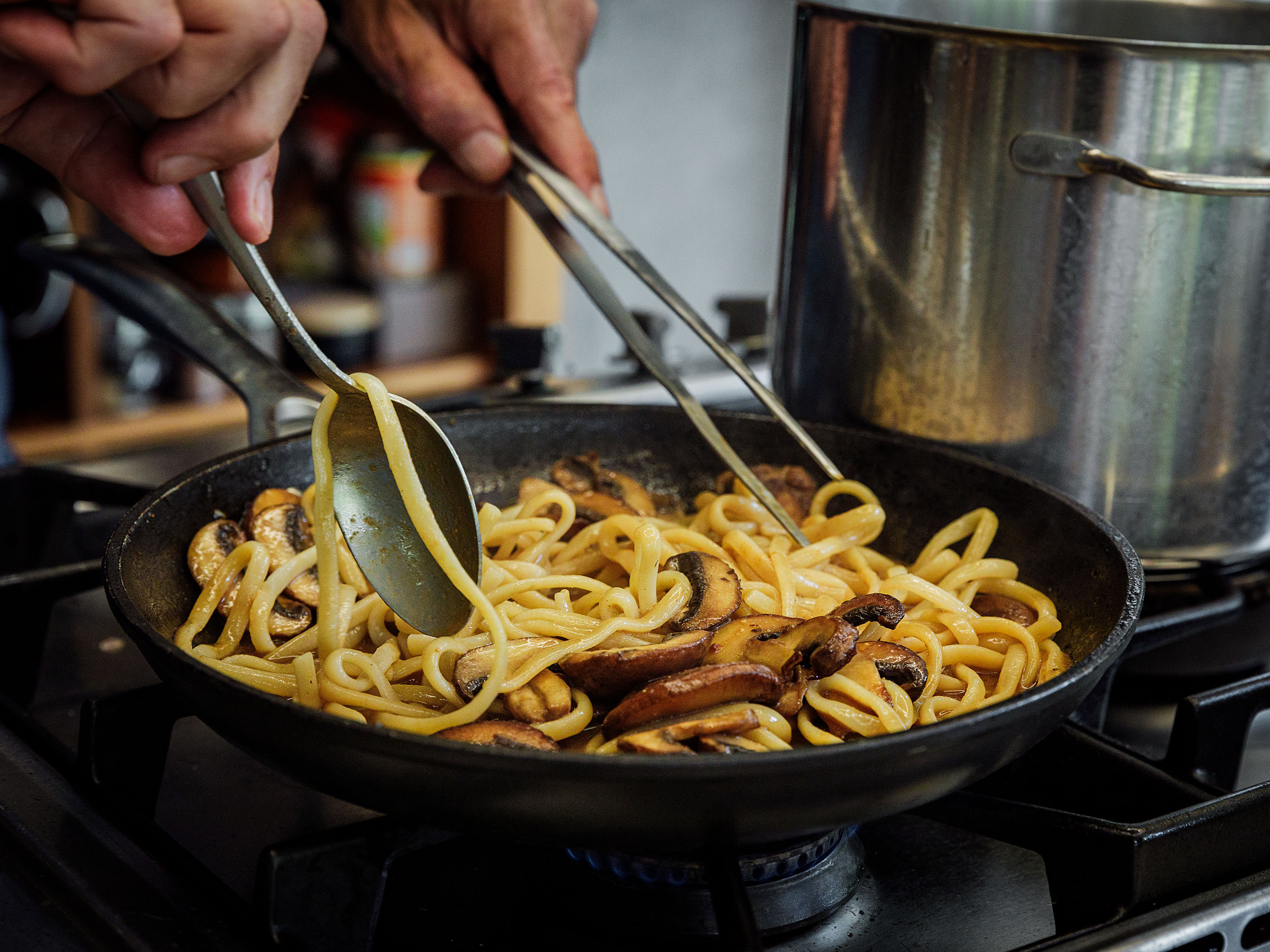 Schritt 2:  Die Pasta abgiessen und in der Sauce eine Minute fertig garen, allenfalls noch mehr Pastawasser hinzufügen