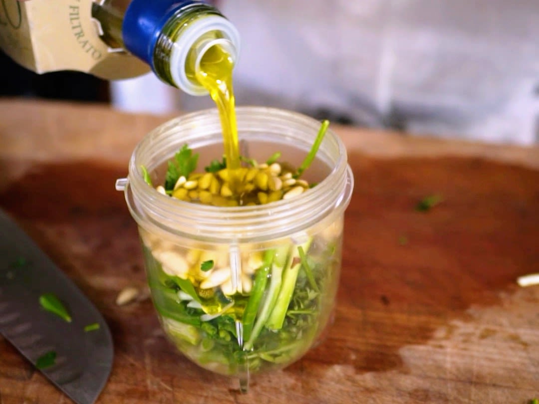 Schritt 1: Kräuter für  Bärlauch Salsa mit anderen Zutaten vermischen