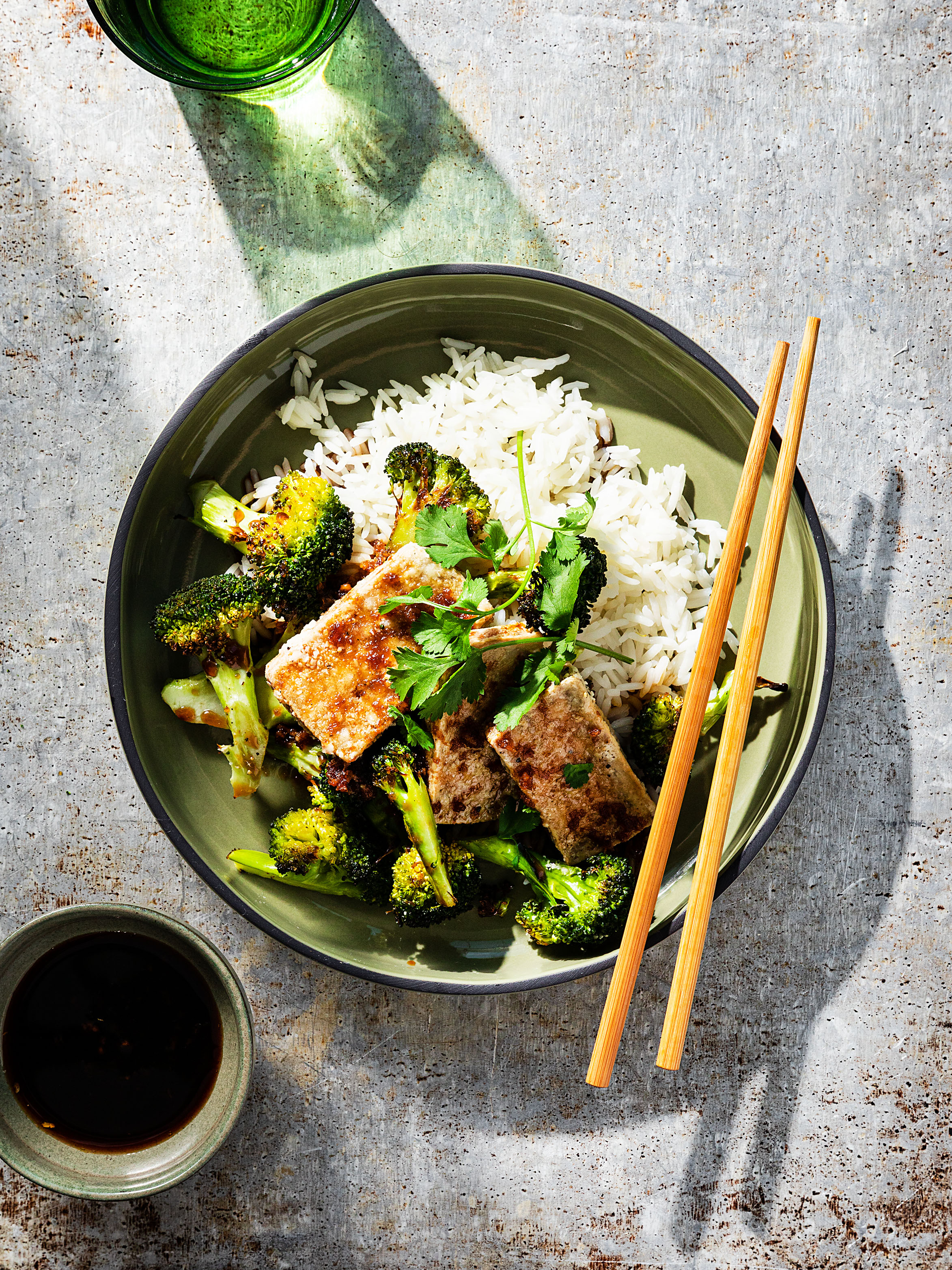 Knusprig Gebratener Tofu Und Brokkoli Mit Ingwer-Knoblauch-Teriyaki ...