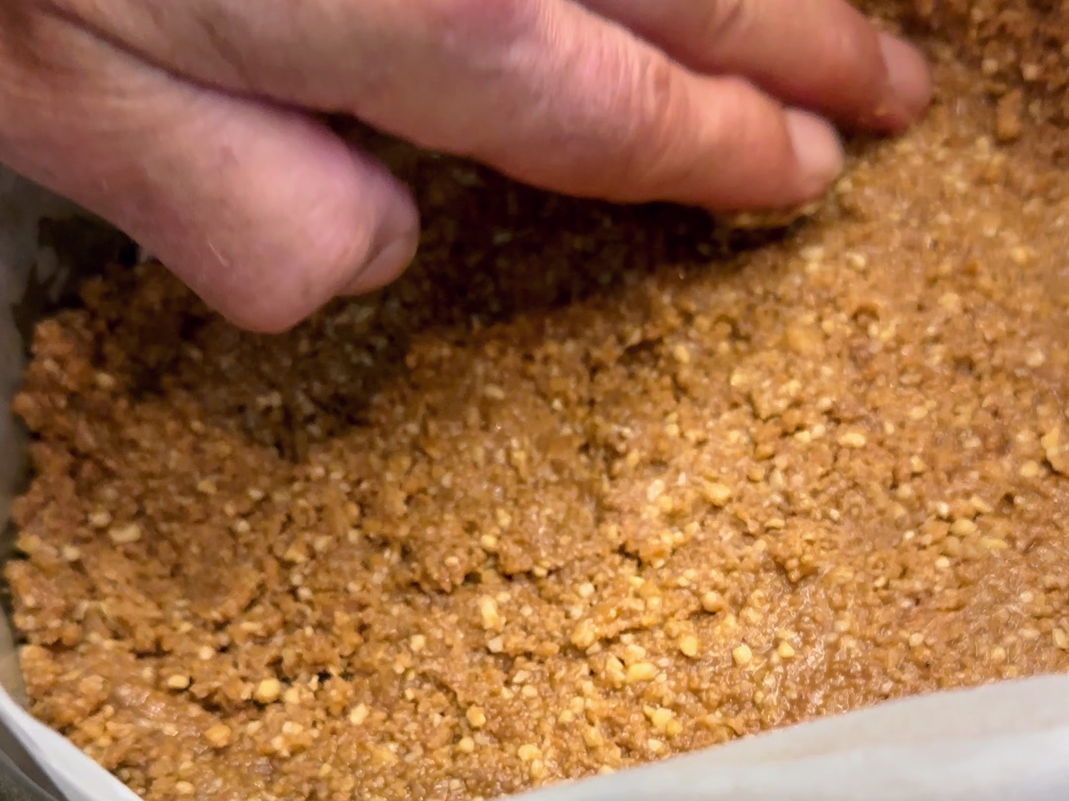 Schritt 1: Biscuitboden für Mascarpone-Meringue-Cheesecake mit Passionsfrucht zubereiten 