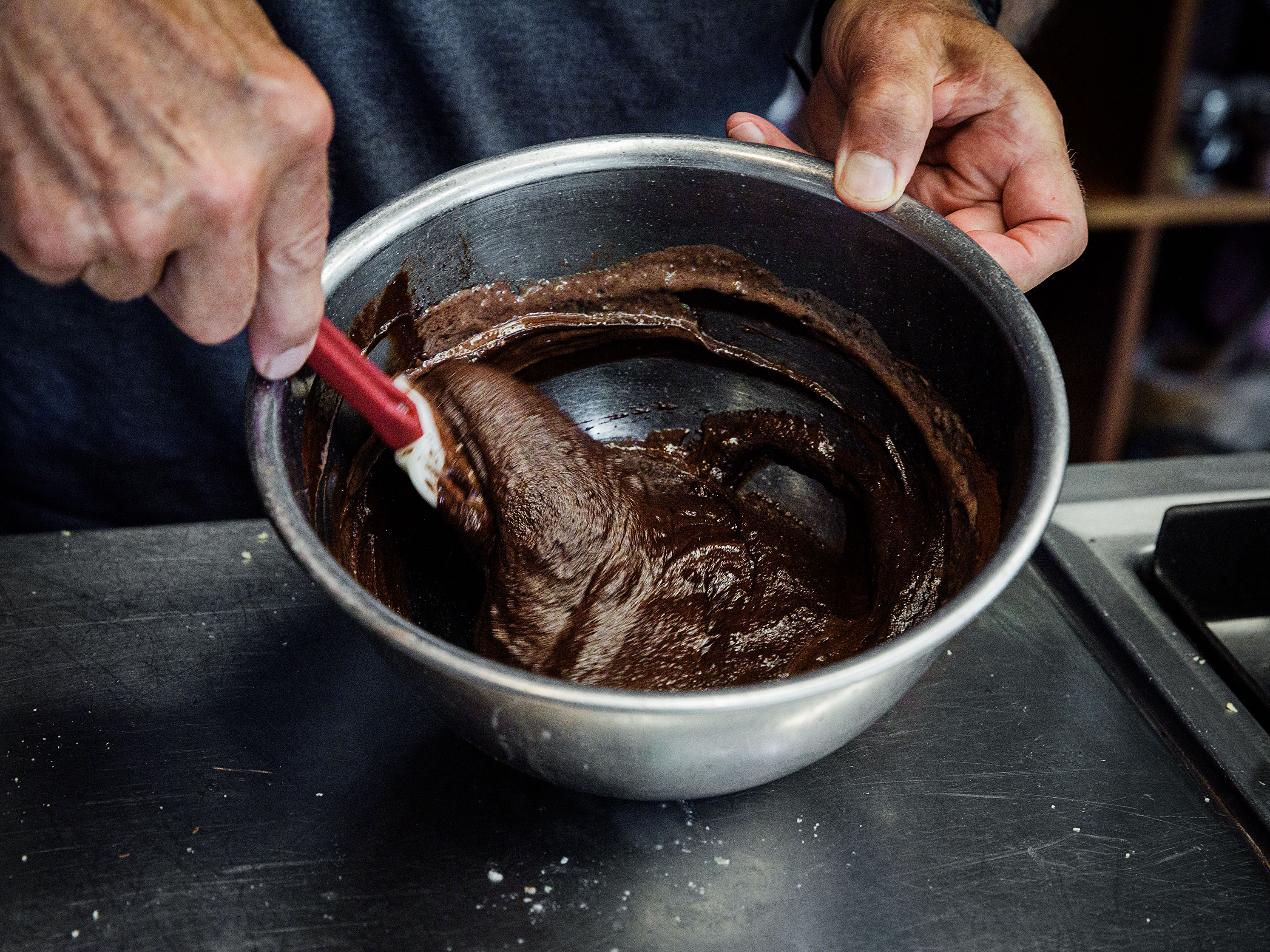 Schritt 2: Schokolade für Glutenfreien Schoko-Haselnuss-Buttermilch-Kuchen schmelzen 