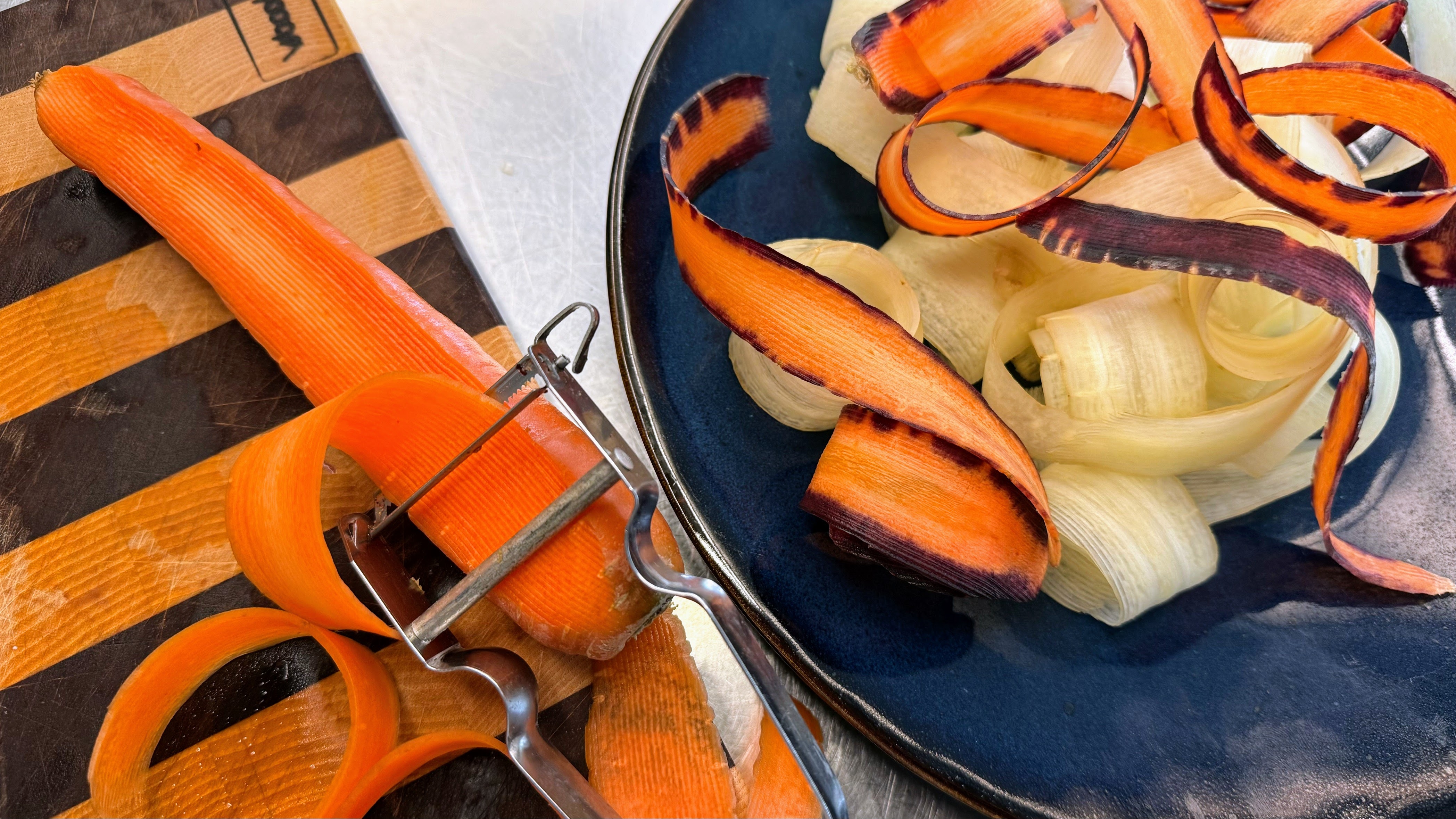 Schritt 1: Schalotten marinieren, Karotten für Karottensalat mit Schalotten und Kräutern scheiden