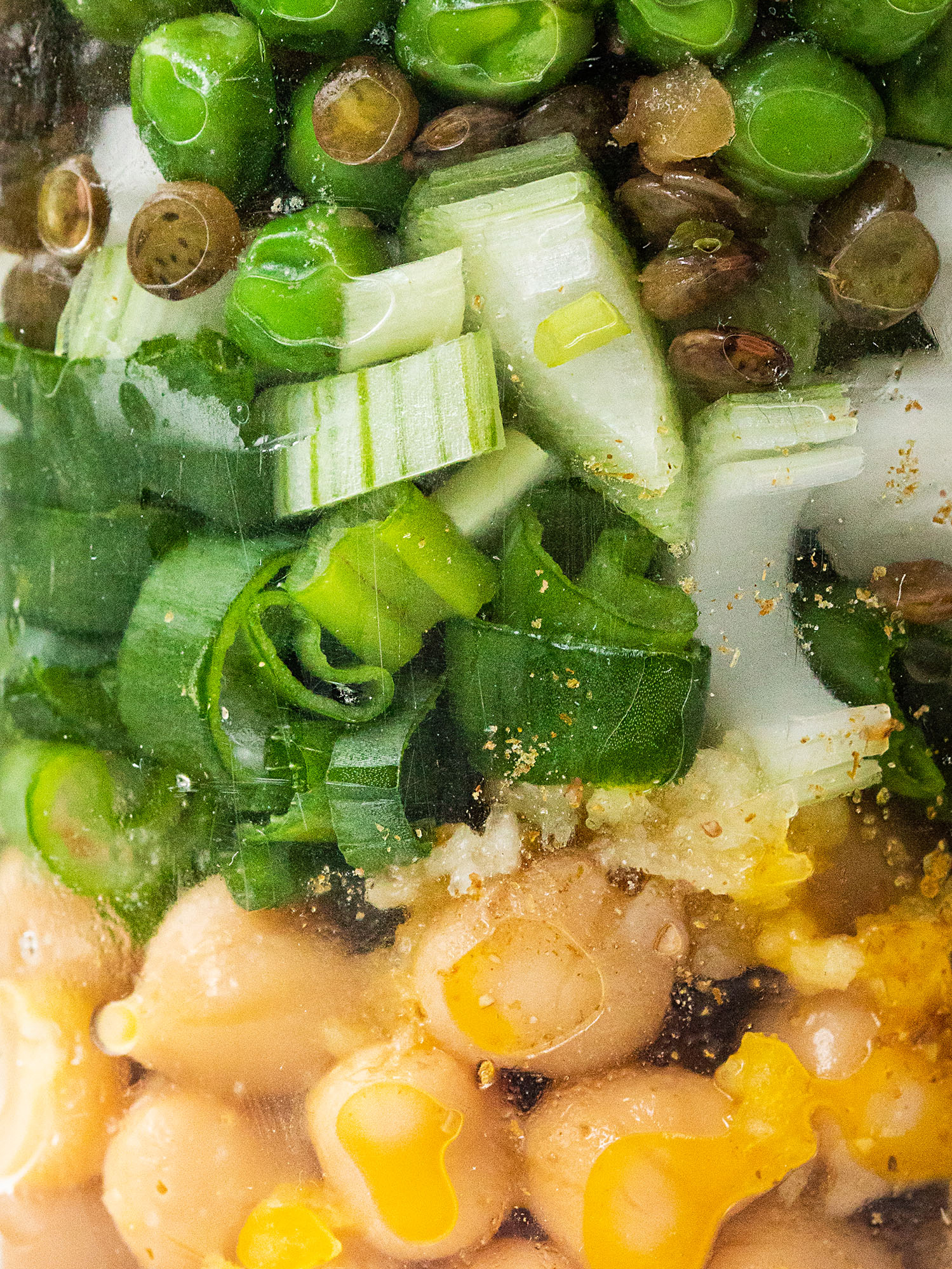 Schritt 2: Linsen-Kichererbsen-Burger mit Feta und Harissa-Kurkuma-Joghurt formen.