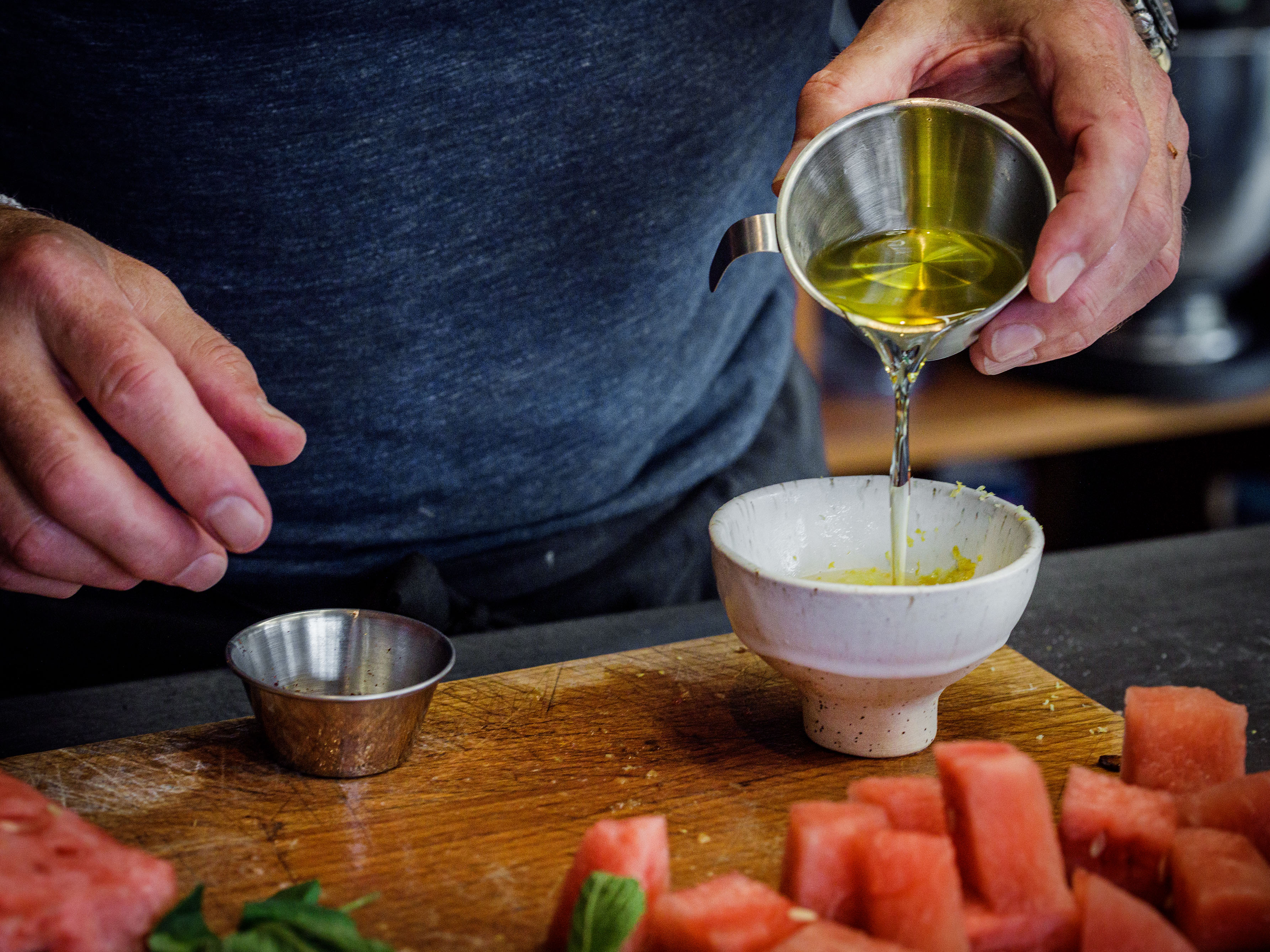 Schritt 2: Den Saft der Zitrone auspressen und beides mit Miso, den beiden Ölen und den Gurkenkernen mixen