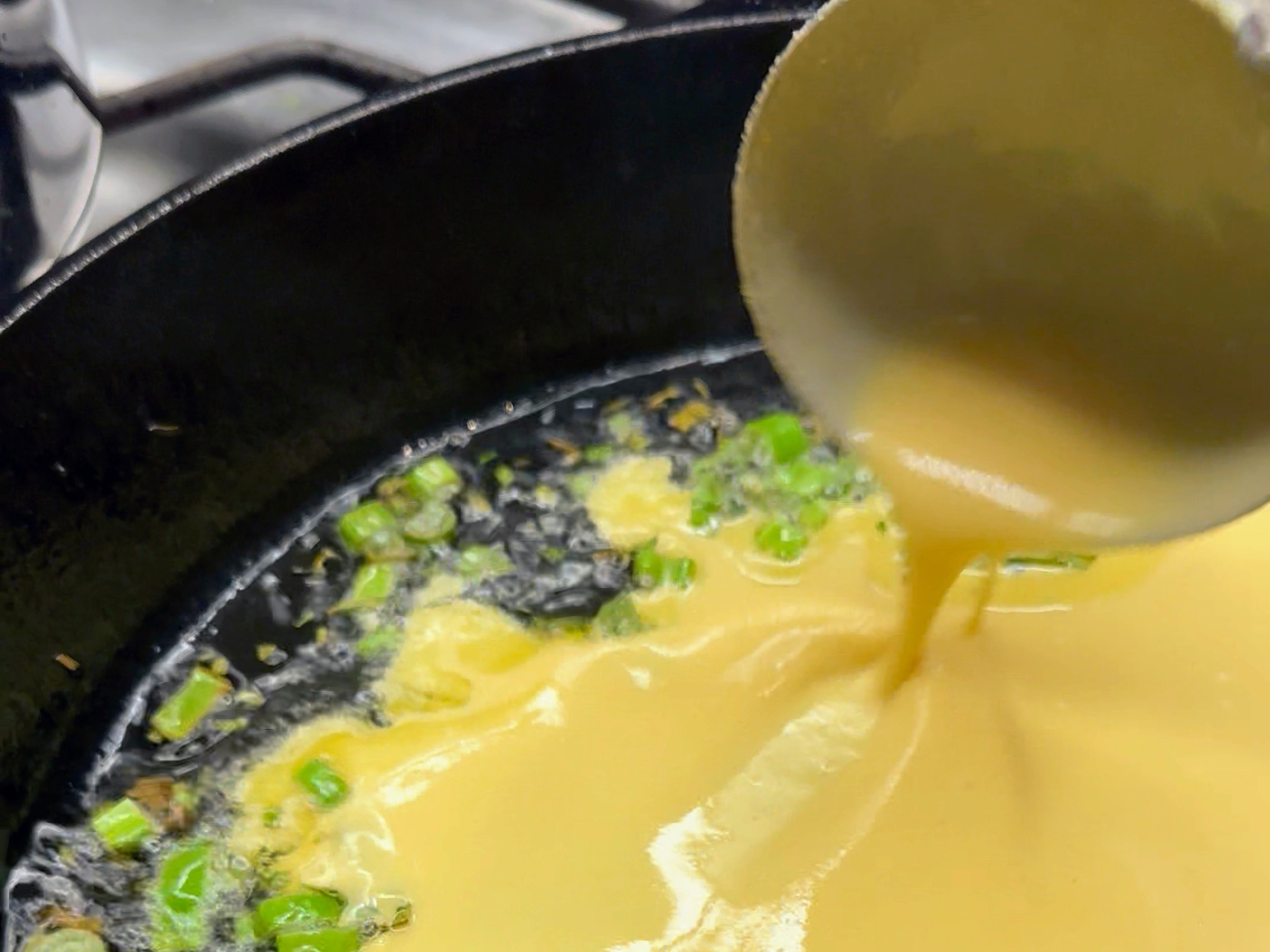 Schritt 3: Den flüssigen Teig nochmals umrühren und in die Pfanne giessen