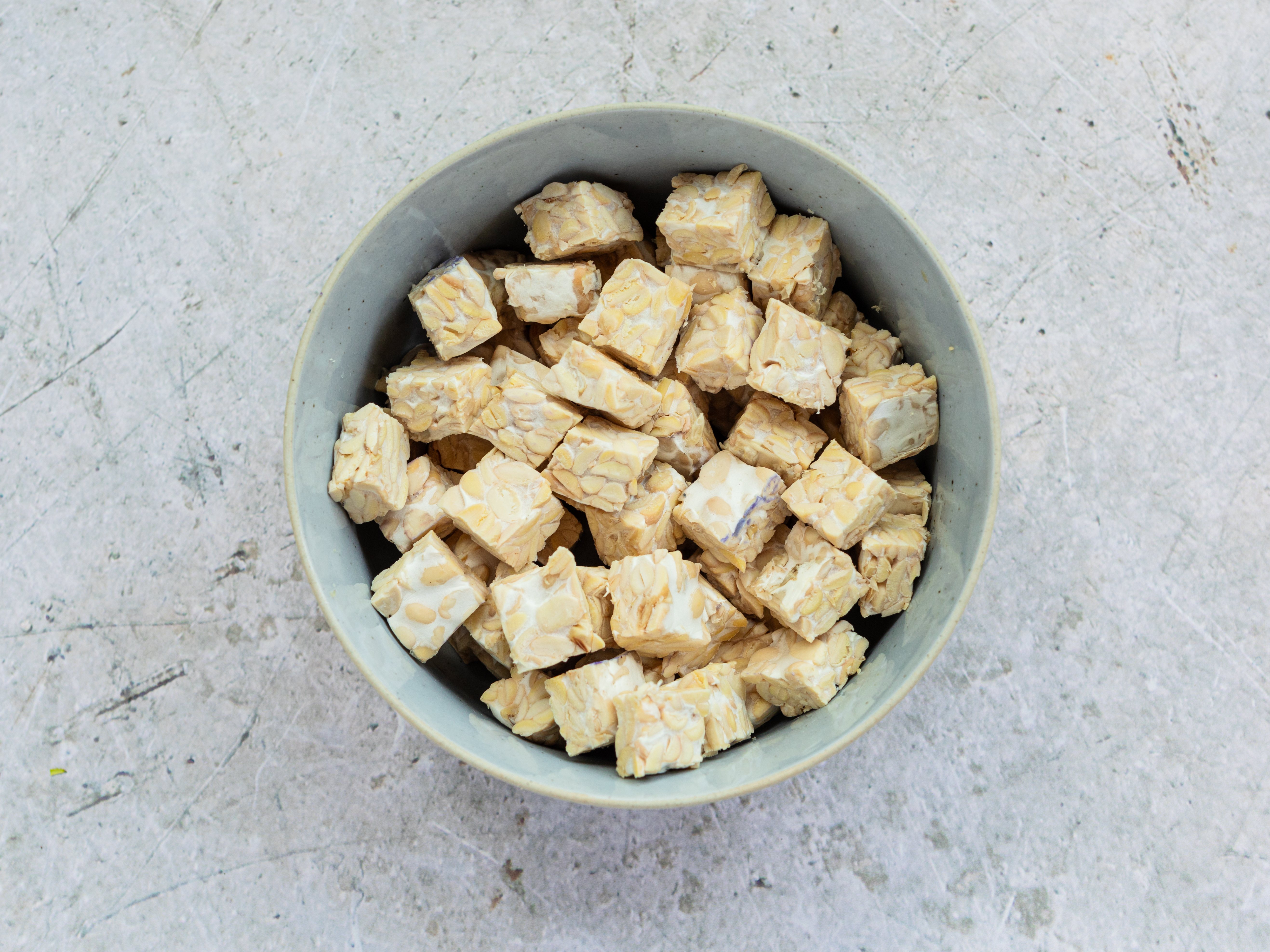 Schritt 2: Tempeh für Rotkohl-Tempeh Pfanne marinieren 