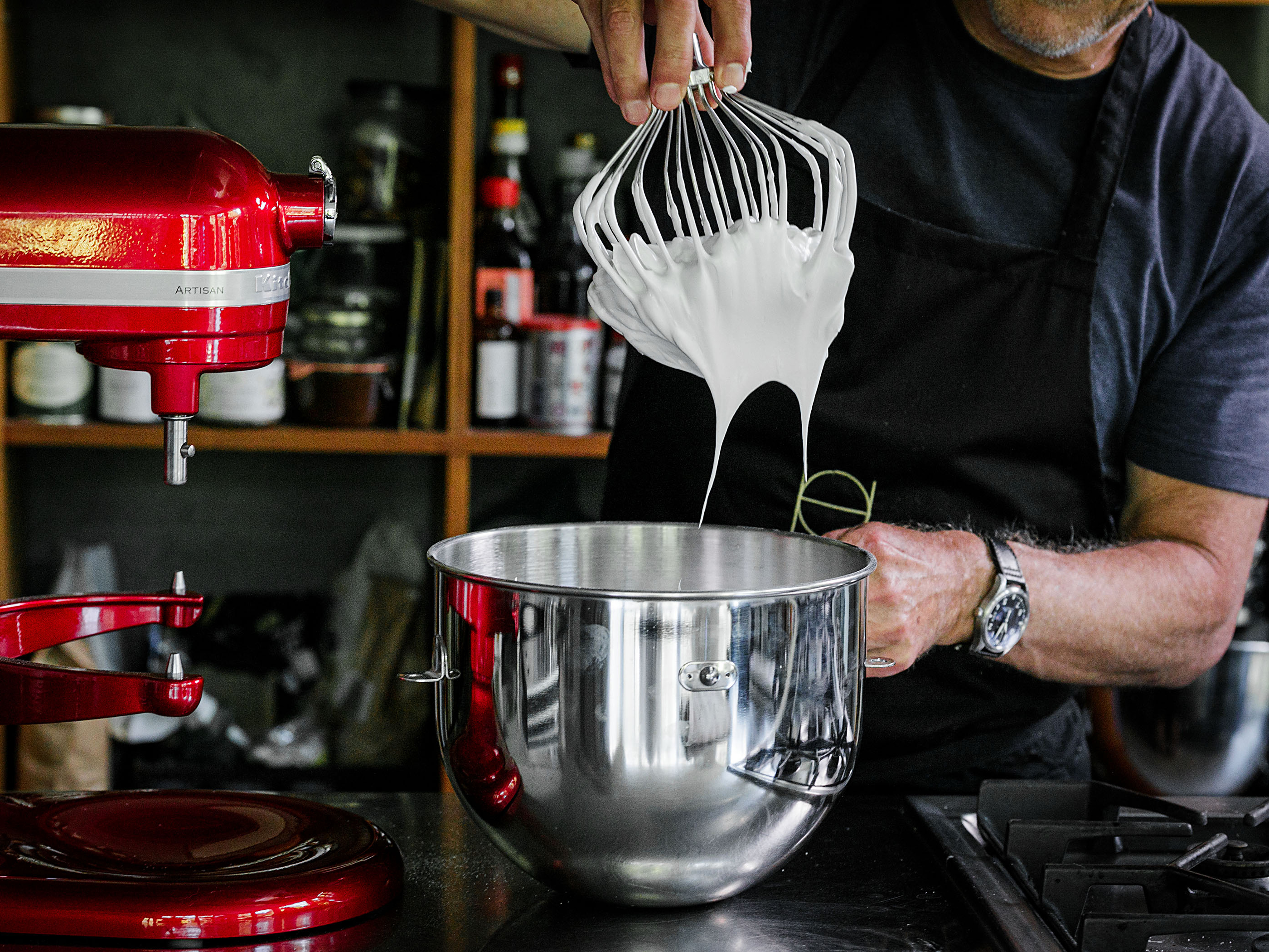 Schritt 3: Eiweissmasse für Pavlova mit Beeren und Passionsfrucht zubereiten