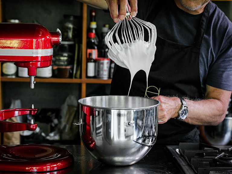 Schritt 3: Eiweissmasse für Pavlova mit Beeren und Passionsfrucht zubereiten Schritt 3: Eiweissmasse für Pavlova mit Beeren und Passionsfrucht zubereiten