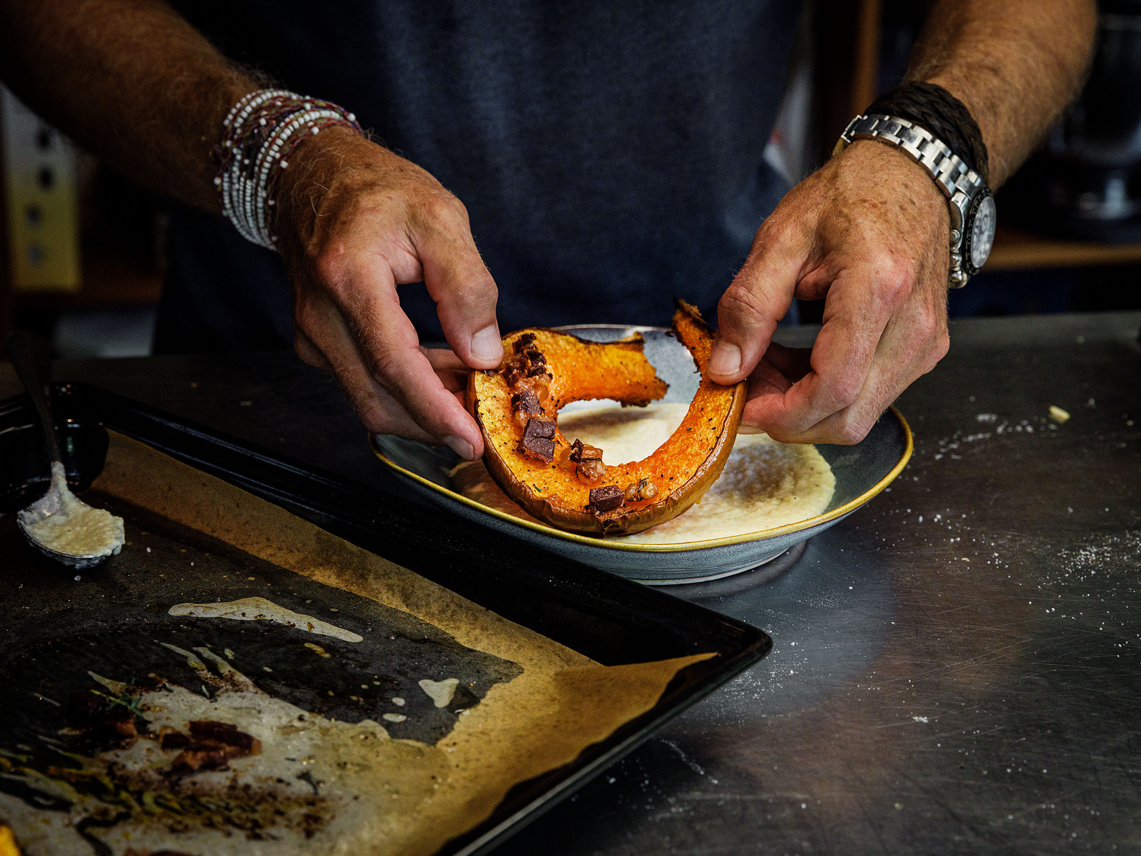 Schritt 3: Polenta mit Röstkürbis, Speck und Mandeln anrichten