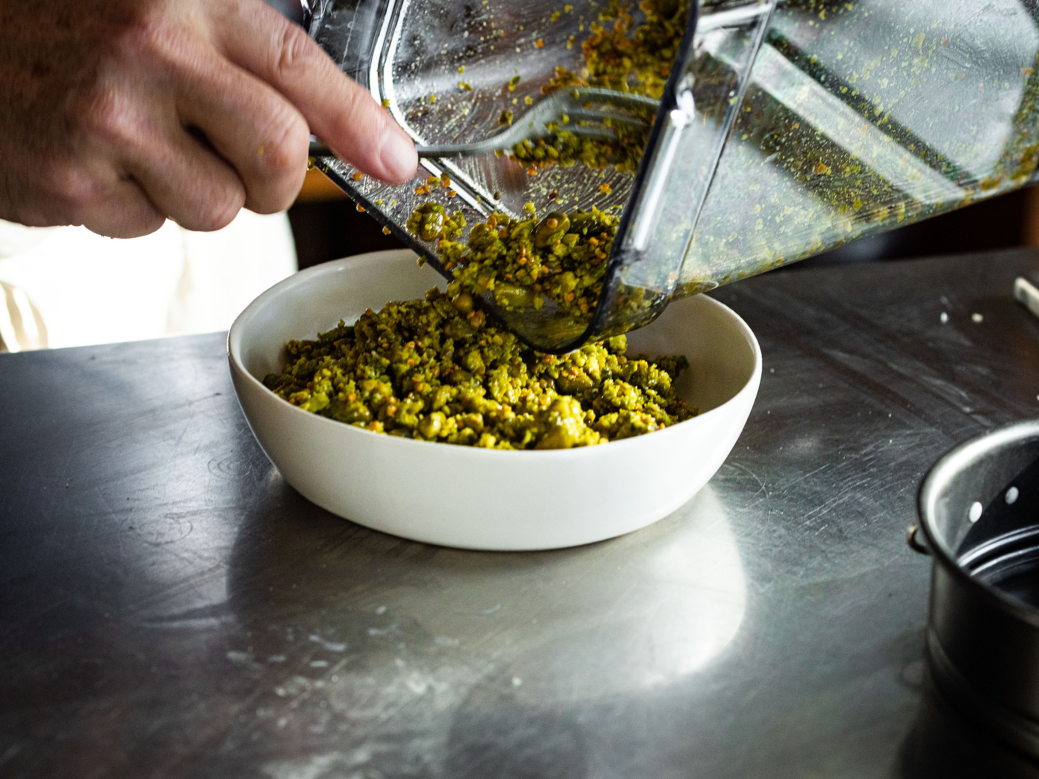 Schritt 1: Teig mit den Händen in eine Springform pressen und für eine halbe Stunde in den Tiefkühler stellen