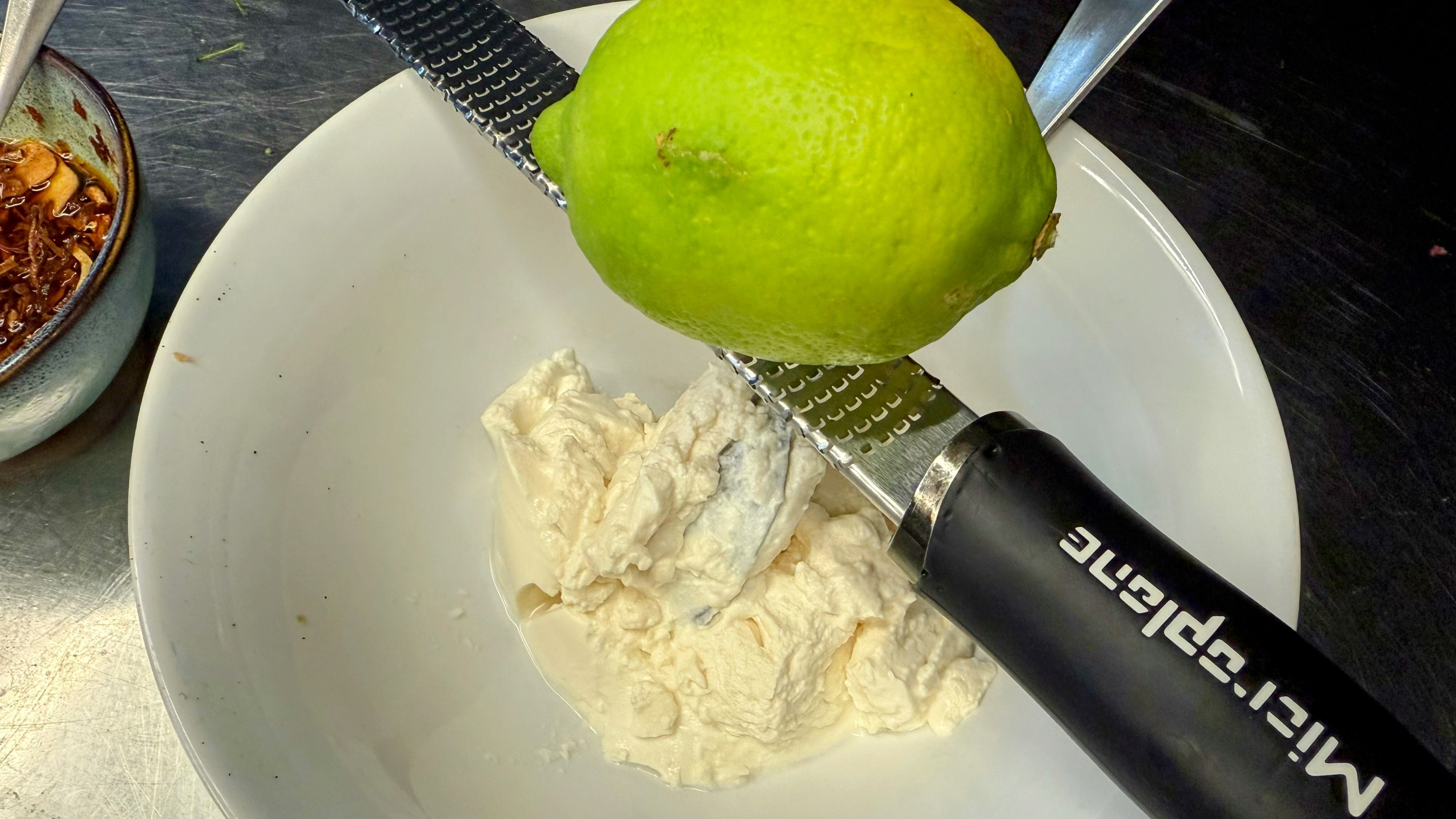 Schritt 3: Brokkolini mit Ricotta und crispy Chiliöl anrichten