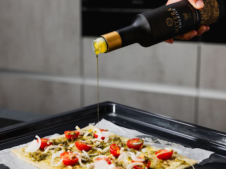 Schritt 2: Flammkuchen belegen und im Ofen backen Schritt 2: Flammkuchen belegen und im Ofen backen