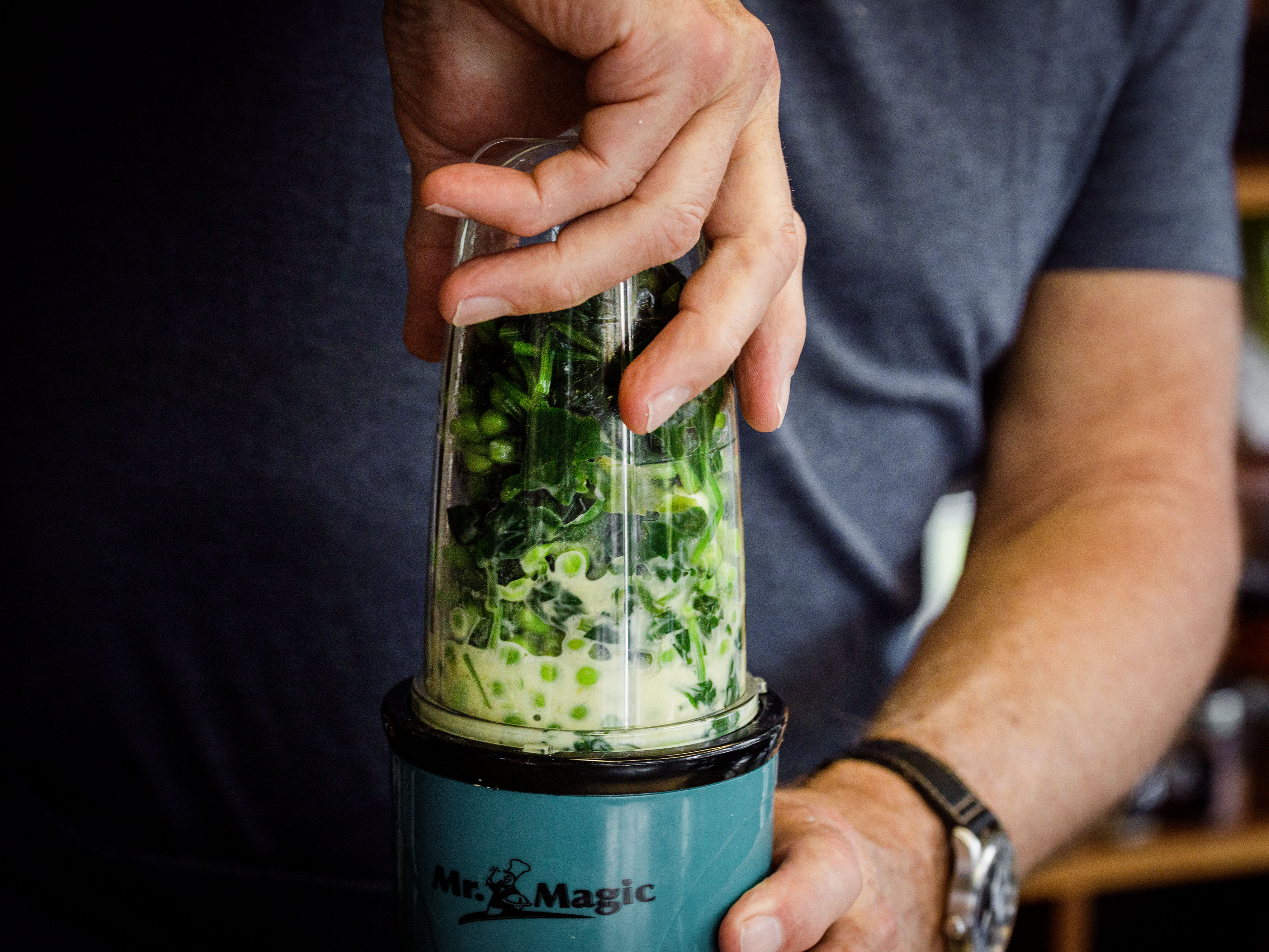 Schritt 3: Spinat-Erbsen-Püree für Erbsen-Spargel-Bisque mit Lavendel-Crème-fraîche und Spargelöl zubereiten 