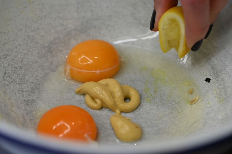 Schritt 3: In einer weiten Schüssel Eigelbe, Senf, Essig und Zitronensaft mit dem Schwingbesen verrühren