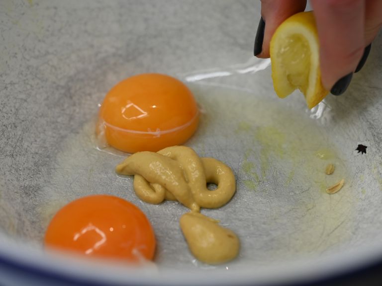 Schritt 3: In einer weiten Schüssel Eigelbe, Senf, Essig und Zitronensaft mit dem Schwingbesen verrühren