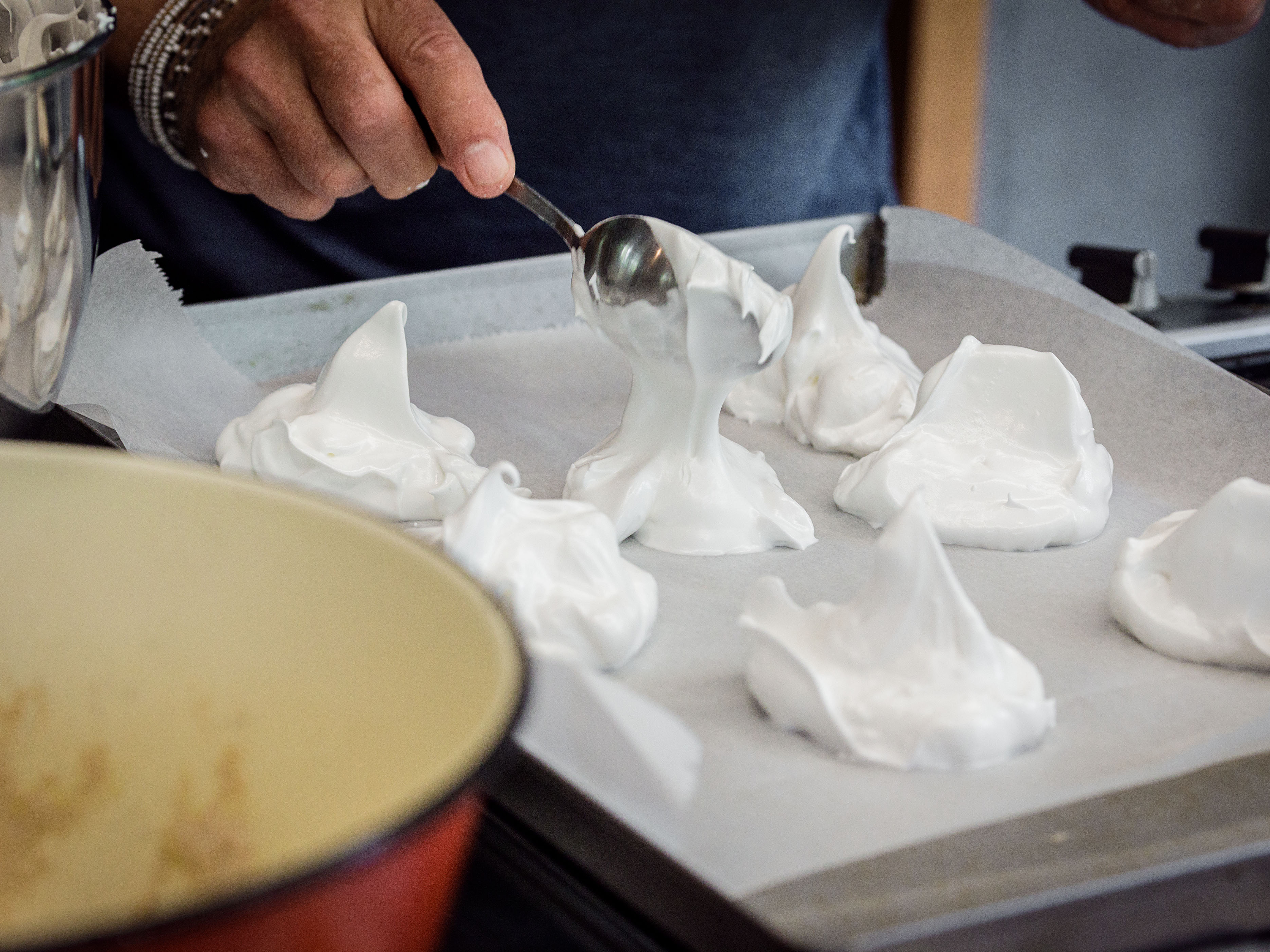 Schritt 1: Mit 2 Esslöffeln in grobe Nocken auf Bleche geben