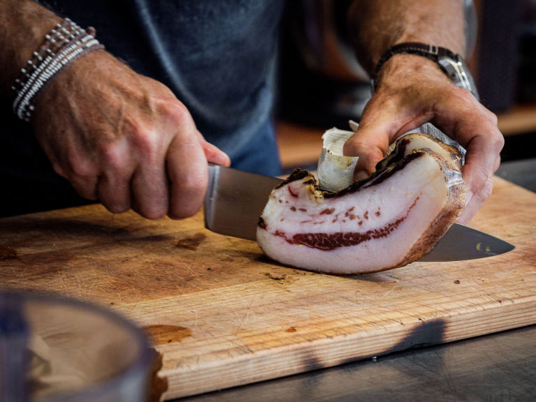 Schritt 4: Guanciale oder Pancetta würfeln