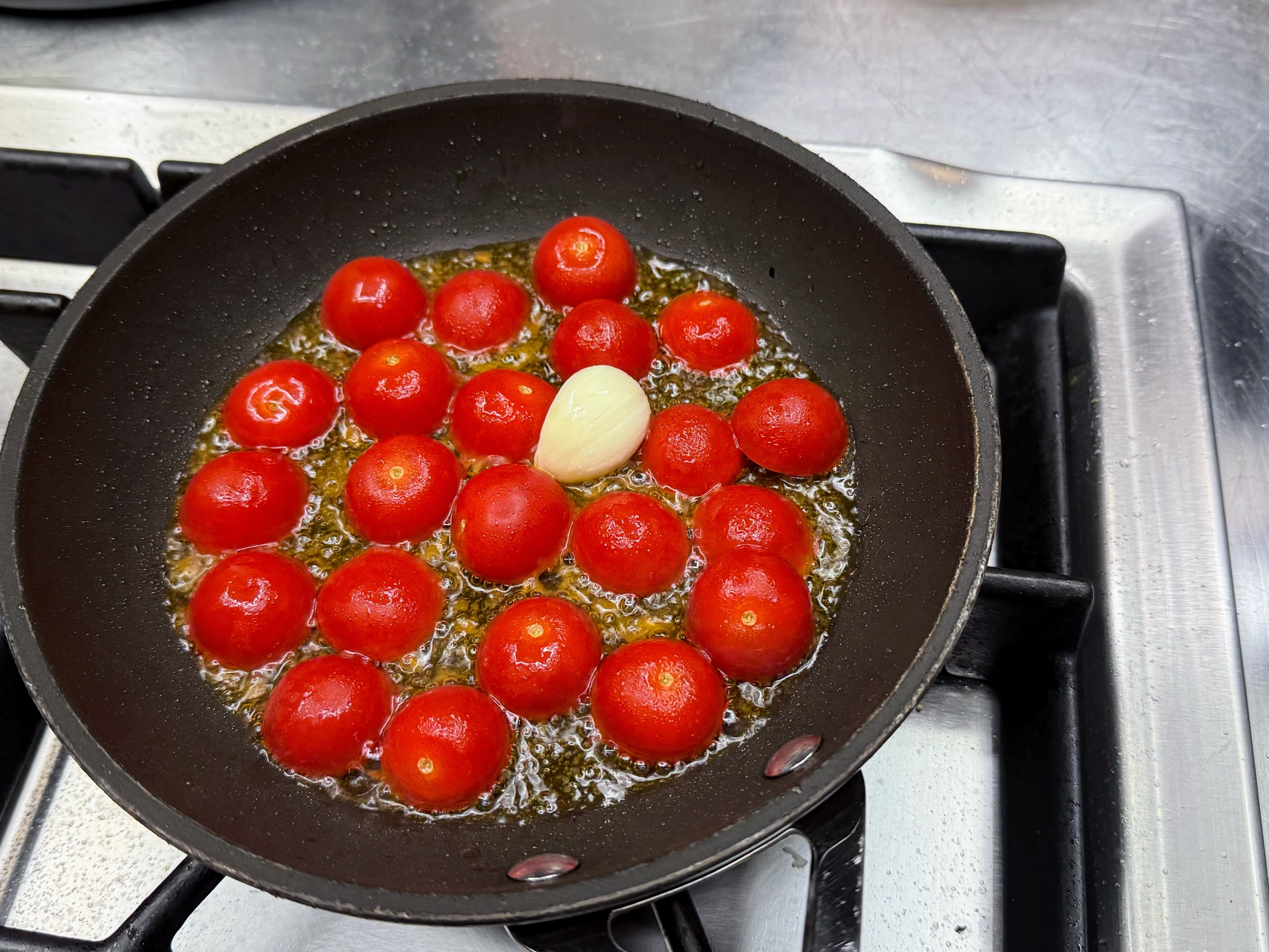Schritt 1: Zubereitung des Pestos und der Tomaten für Caprese-Burrata Focaccia-Sandwich 