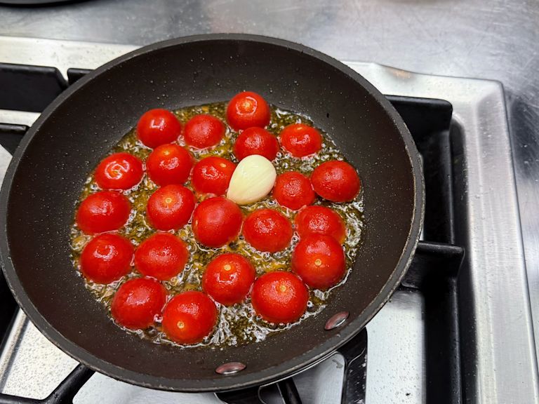 Schritt 1: Zubereitung des Pestos und der Tomaten für Caprese-Burrata Focaccia-Sandwich Schritt 1: Zubereitung des Pestos und der Tomaten für Caprese-Burrata Focaccia-Sandwich