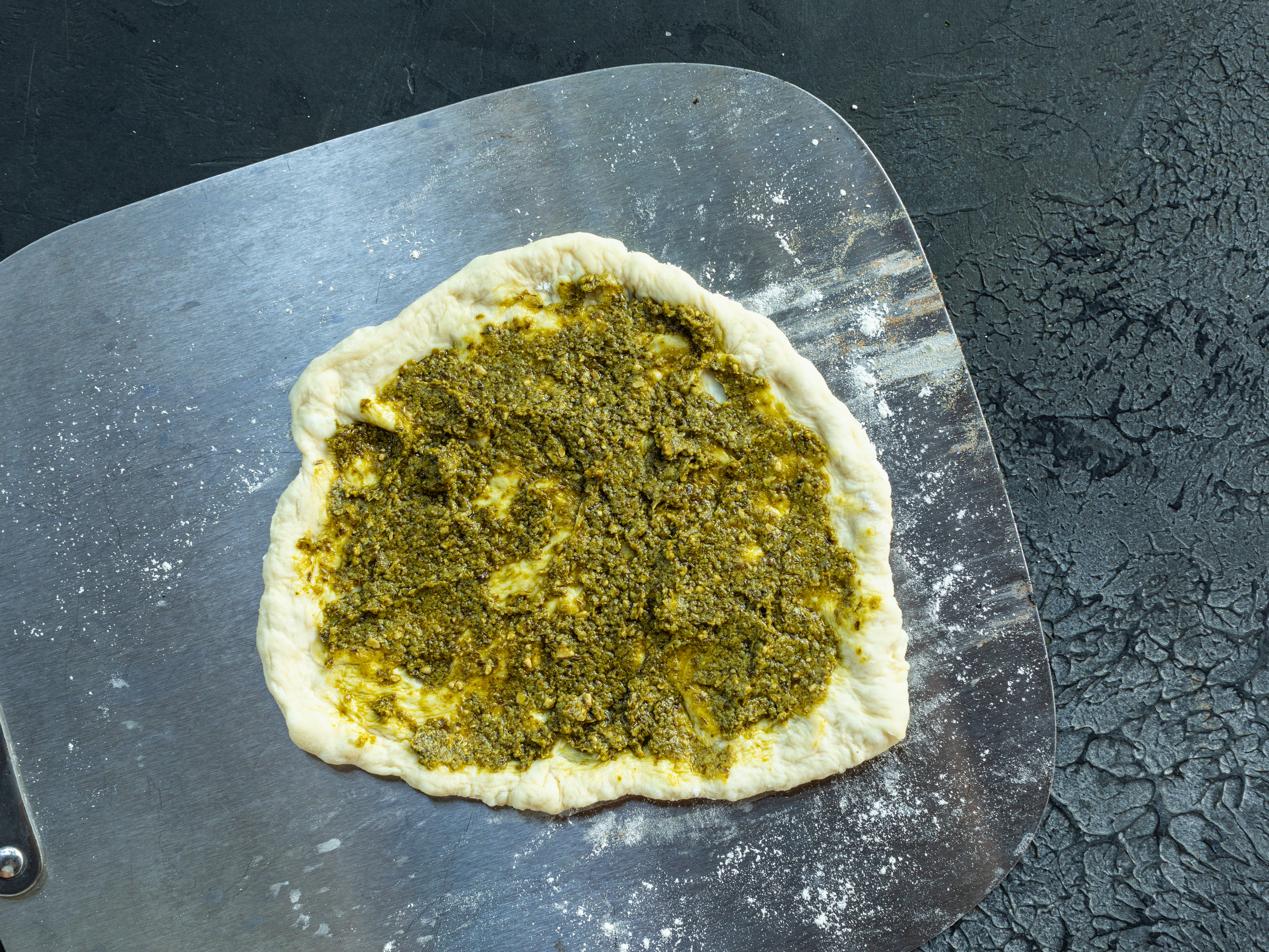 Schritt 2: Pizza mit Artischocke und Spinat belegen