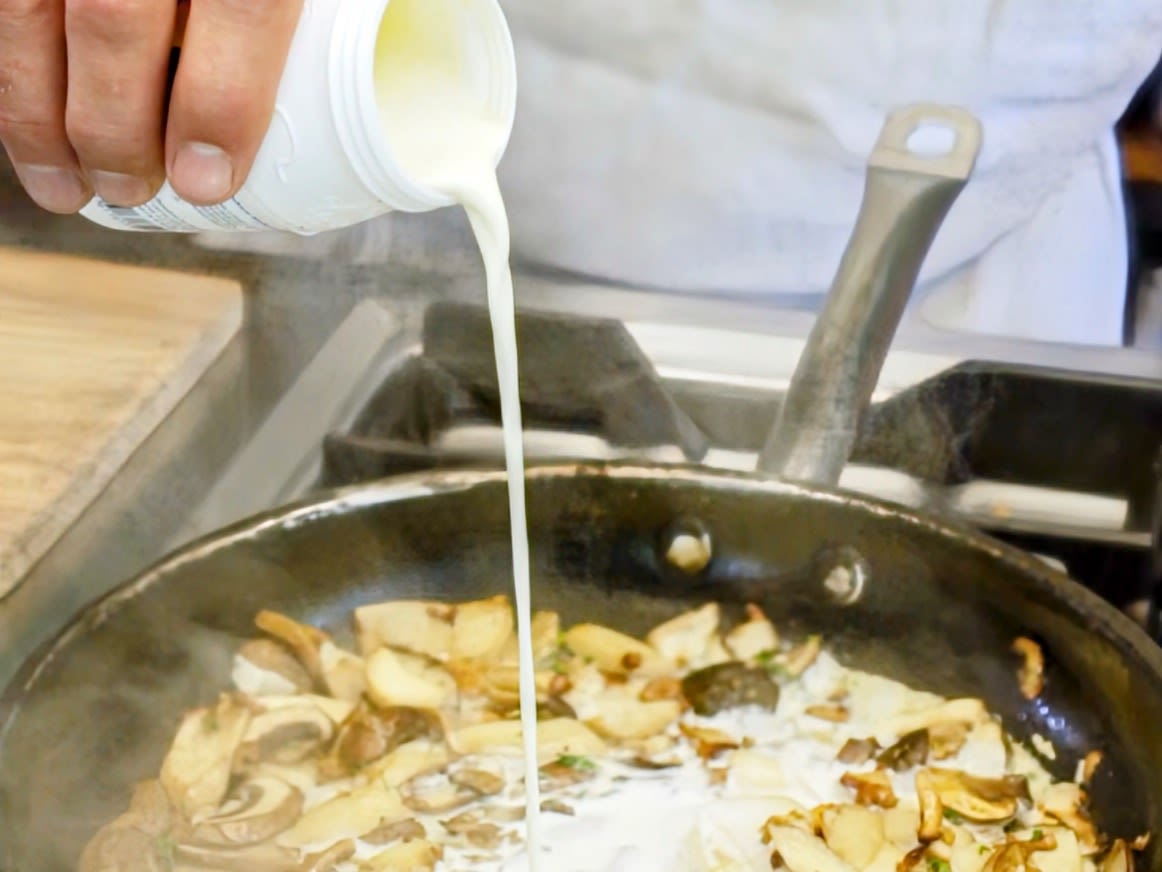 Schritt 1: Zubereitung der Pilzcreme für Artischocken Pilz Bruschetta  