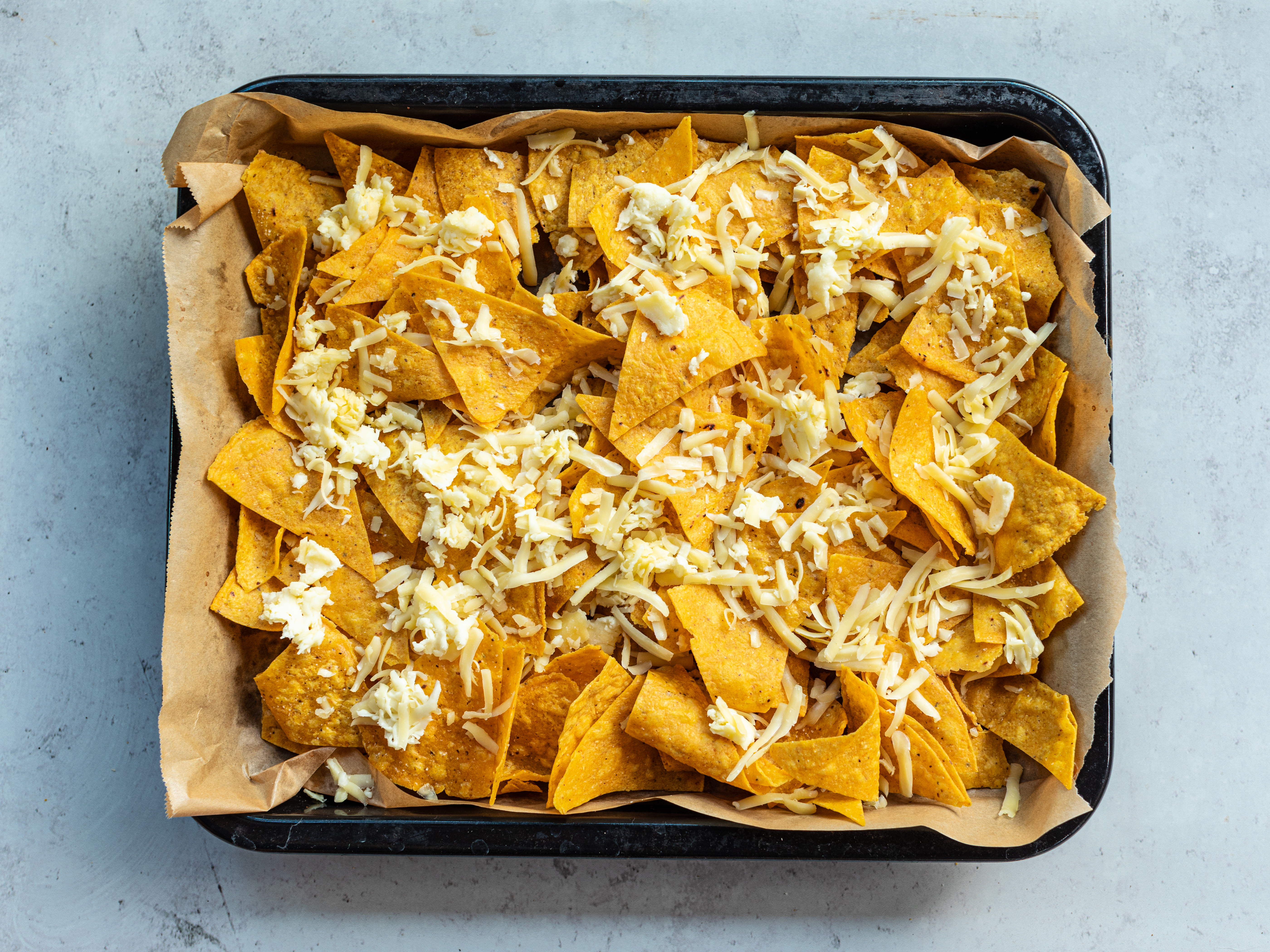 Schritt 4:  Nachos belegen und backen  