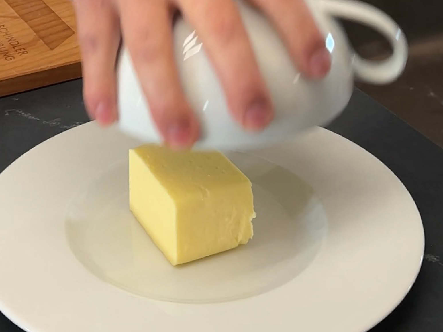Step 3: Heisse Tasse auf die Butter stellen