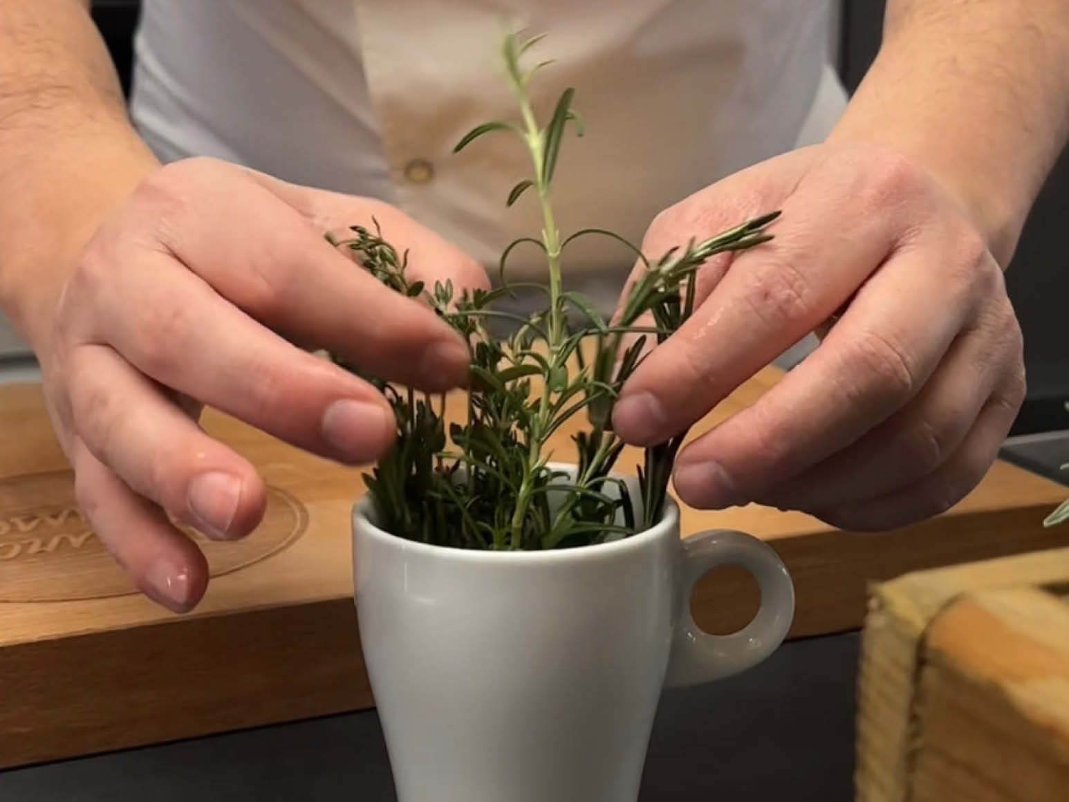 Step 3. Kräuter in Tasse stellen