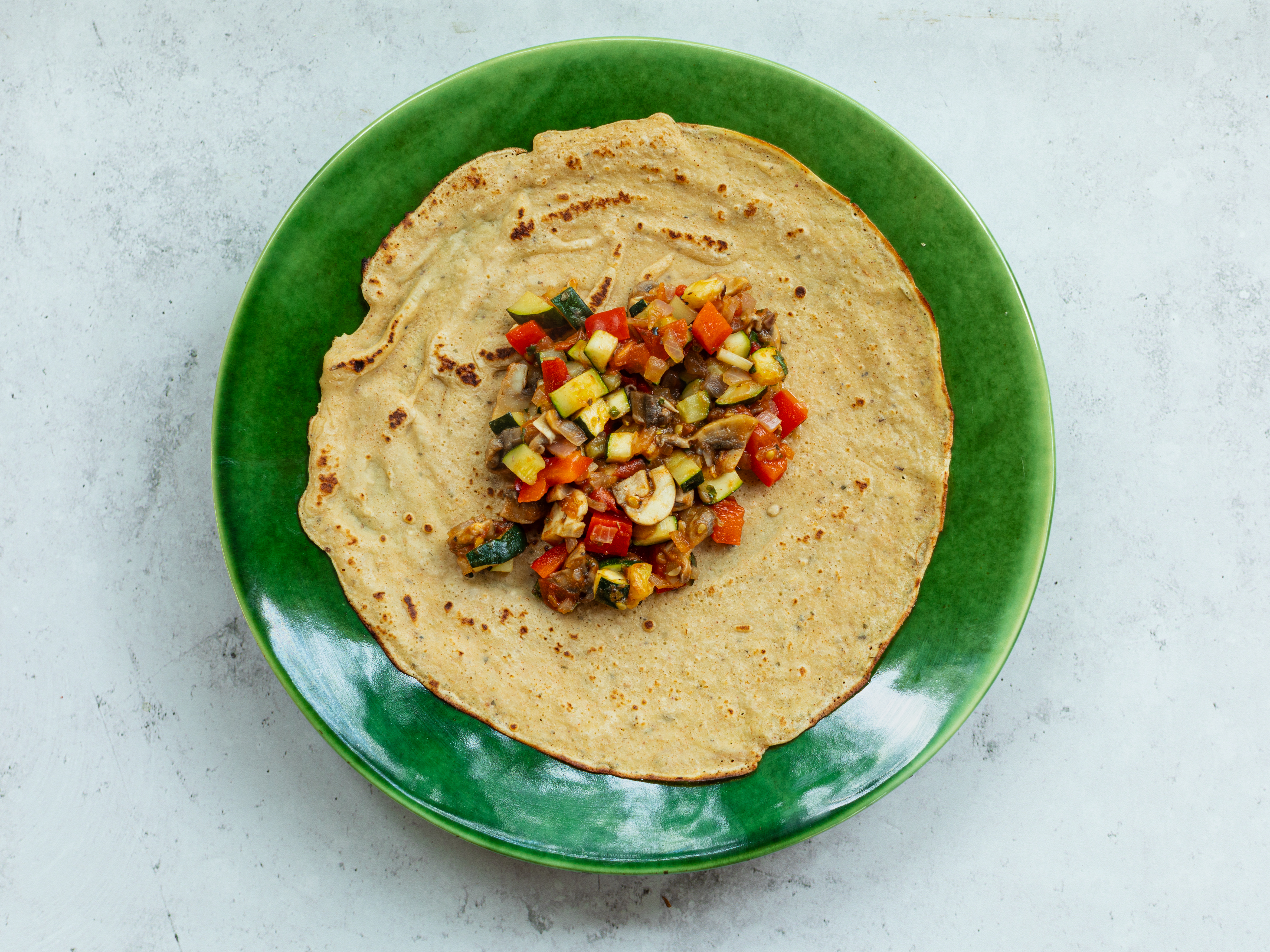 Schritt 5: Die Crêpes auf Teller legen und die Gemüsemischung darauf verteilen