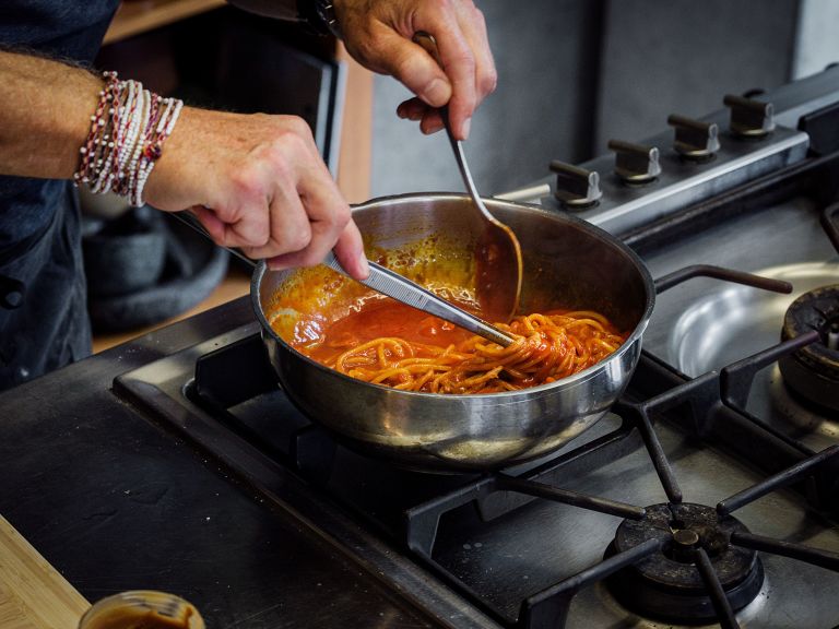 Schritt 3: Pasta mit der Gochujang-Sauce für Gochujang-Peanutbutter-Spaghetti mischen