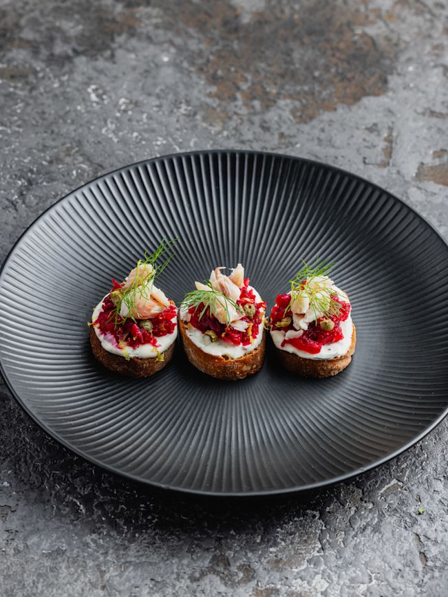 Bruschetta mit Forellenfilet, Rote-Bete und Dill-Senf-Creme Rezept Bruschetta mit Forellenfilet, Rote-Bete und Dill-Senf-Creme Rezept