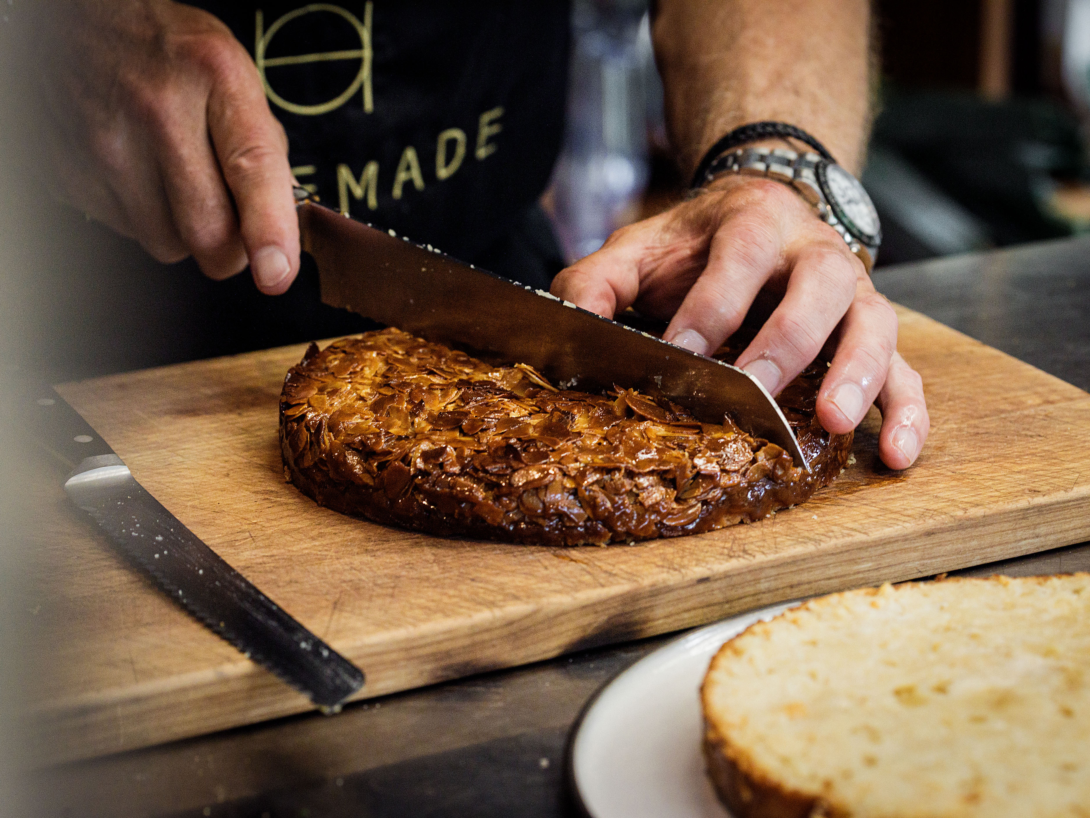 Schritt 5: Zum Servieren die Brioche in der Mitte horizontal halbieren und den oberen Teil in 8-10 Segmente schneiden