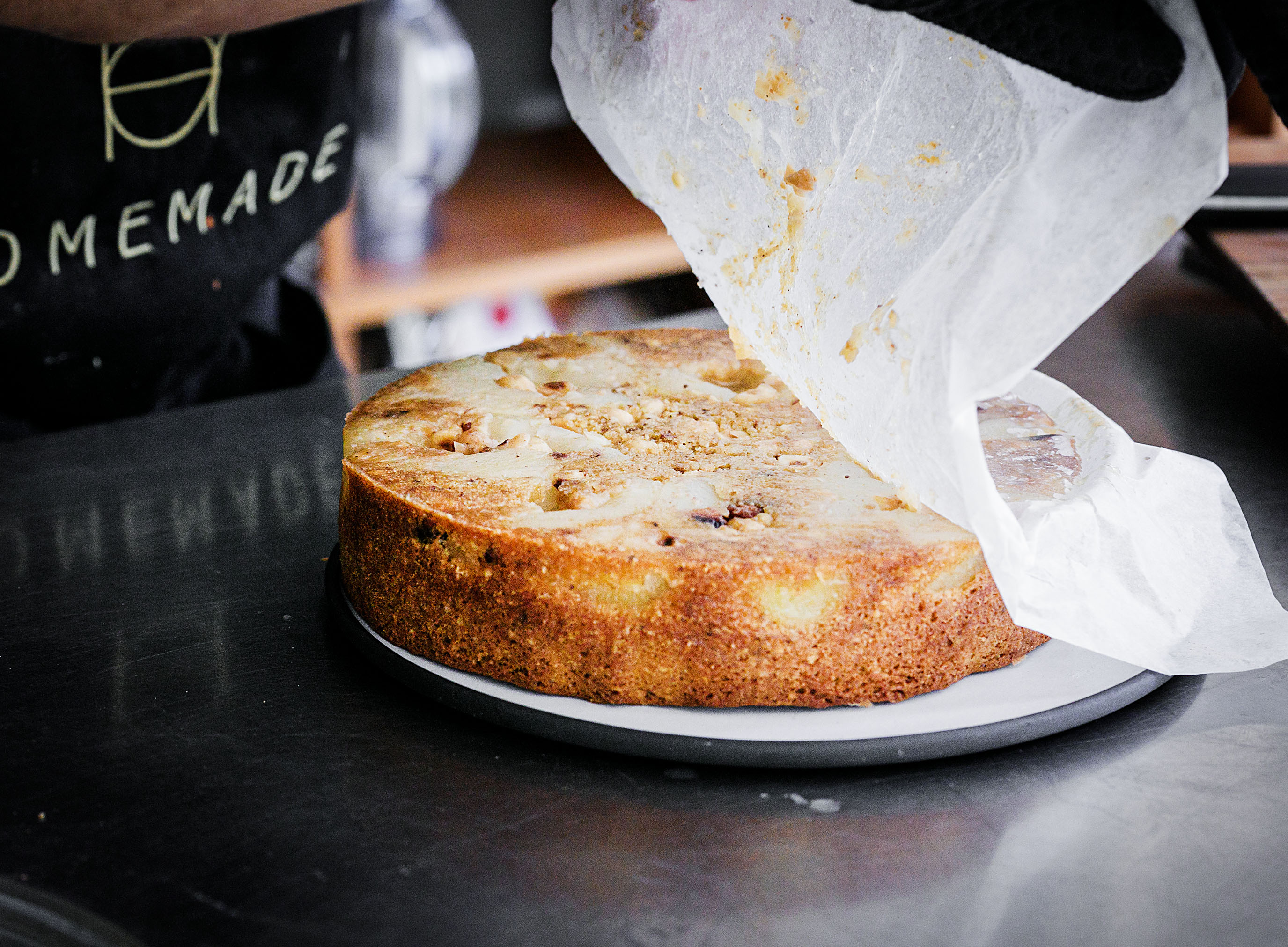 Schritt 4: Kuchen aus dem Ofen nehmen und in der Form 30 Minuten abkühlen lassen, dann auf eine Servierplatte stürzen