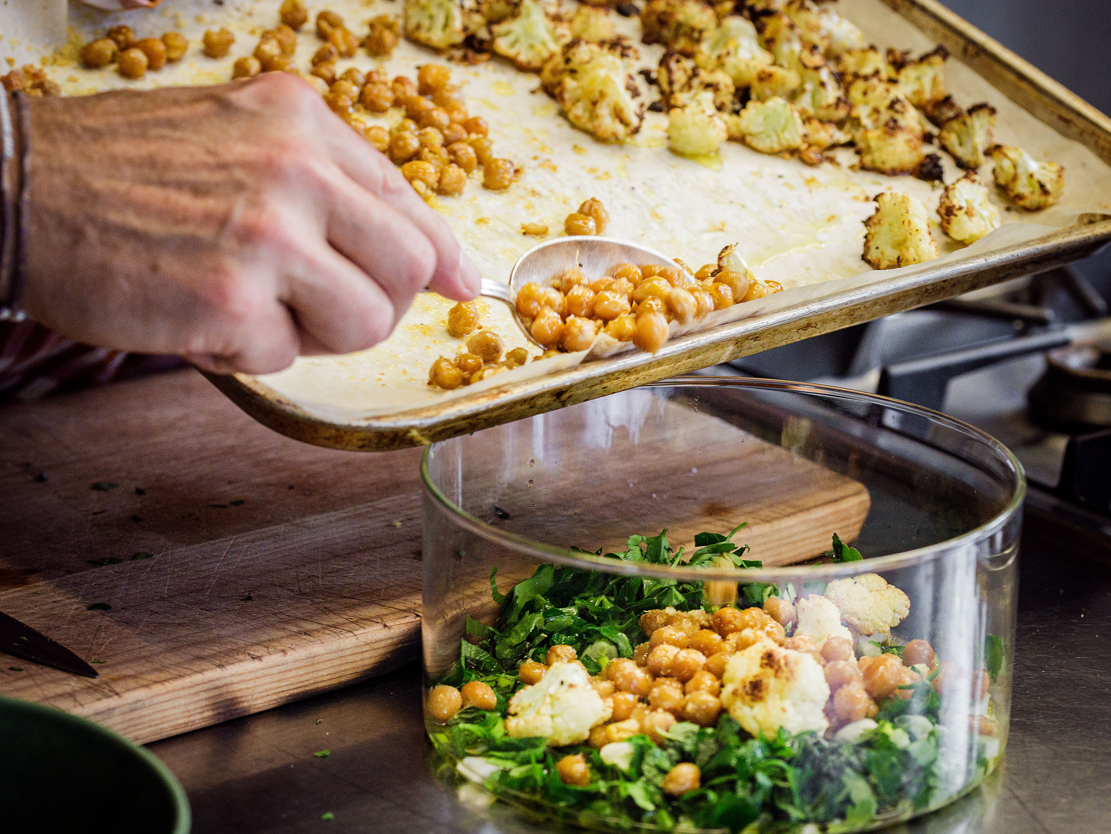 Schritt 3:  Quinoa-Kichererbsen-Salat mit geröstetem Blumenkohl fertigstellen und anrichten