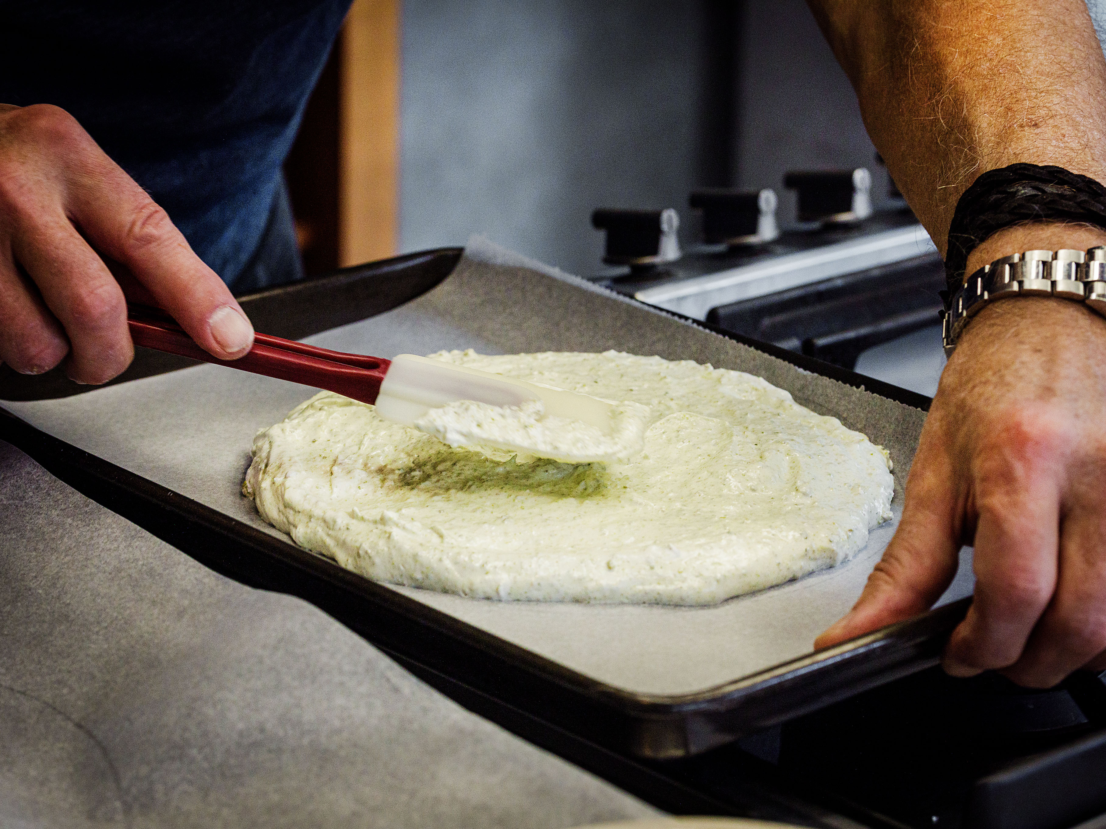 Schritt 1: Die Masse in dem Kreis zu einer flachen Scheibe ausstreichen