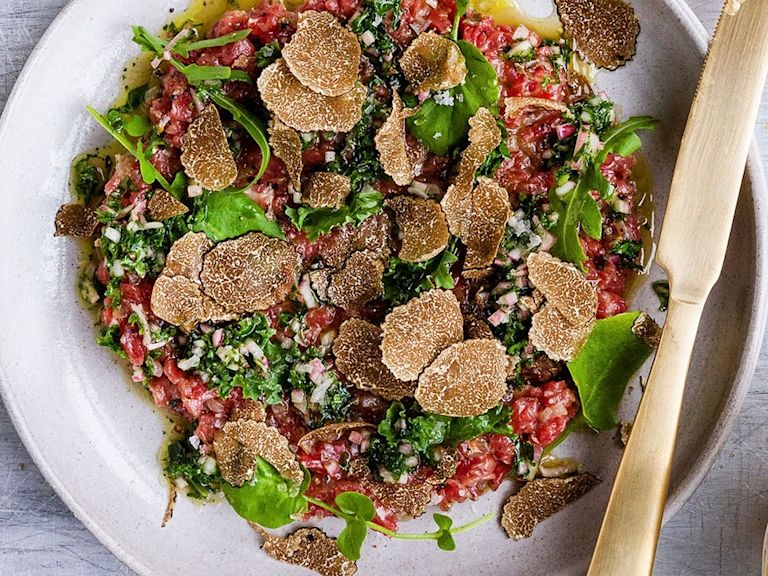 Schritt 3: Die Topinambur-Chips in der Hand grob zerbröseln und zum Fleisch geben. Anrichten und mit getoastetem Brot servieren. Schritt 3: Die Topinambur-Chips in der Hand grob zerbröseln und zum Fleisch geben. Anrichten und mit getoastetem Brot servieren.