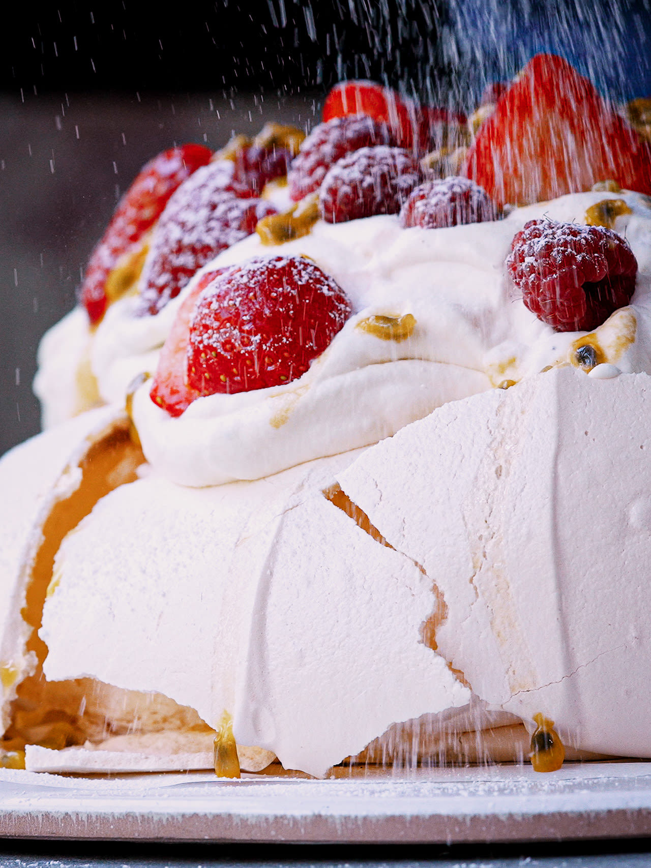 Homemade Pavlova mit Beeren und Passionsfrucht 1280x1707 2