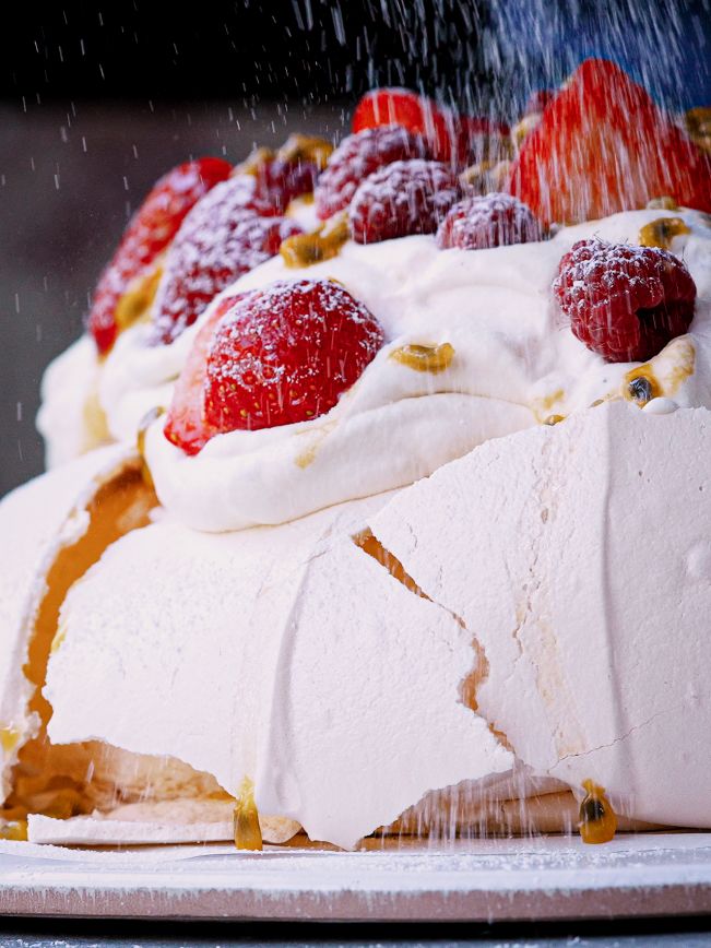 How To: Pavlova mit Beeren und Passionsfrucht.