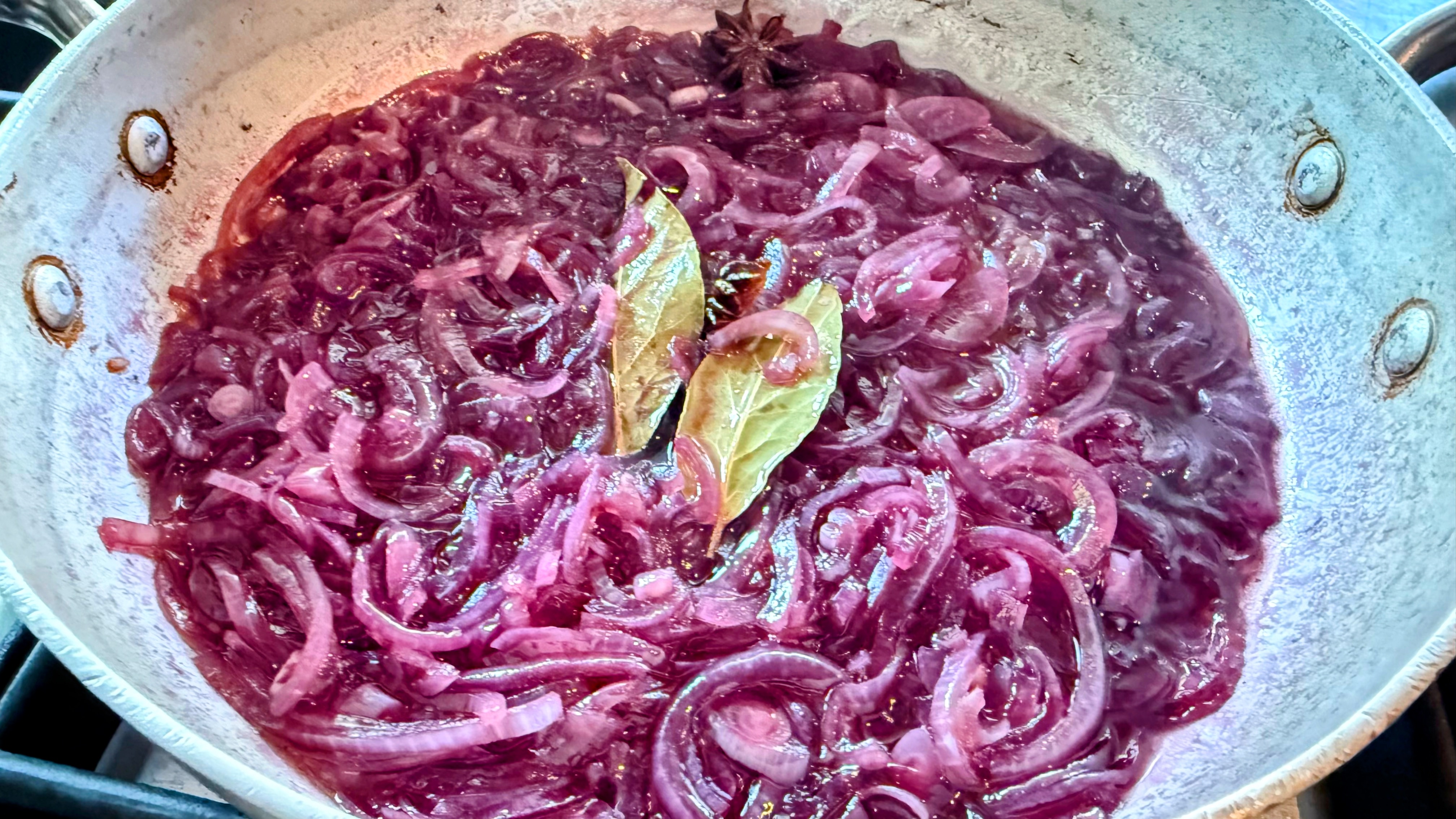 Schritt 1: Zwiebelvorbereitung für  Zwiebel Chutney und Einkochen 