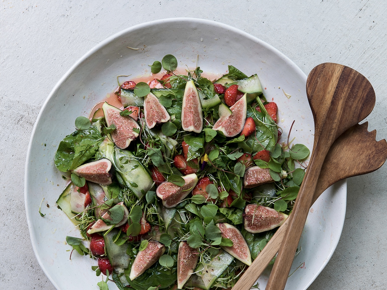 Schritt 2: Anrichten und Servieren von Erdbeer-Feigensalat mit Gurke und Brunnenkresse 