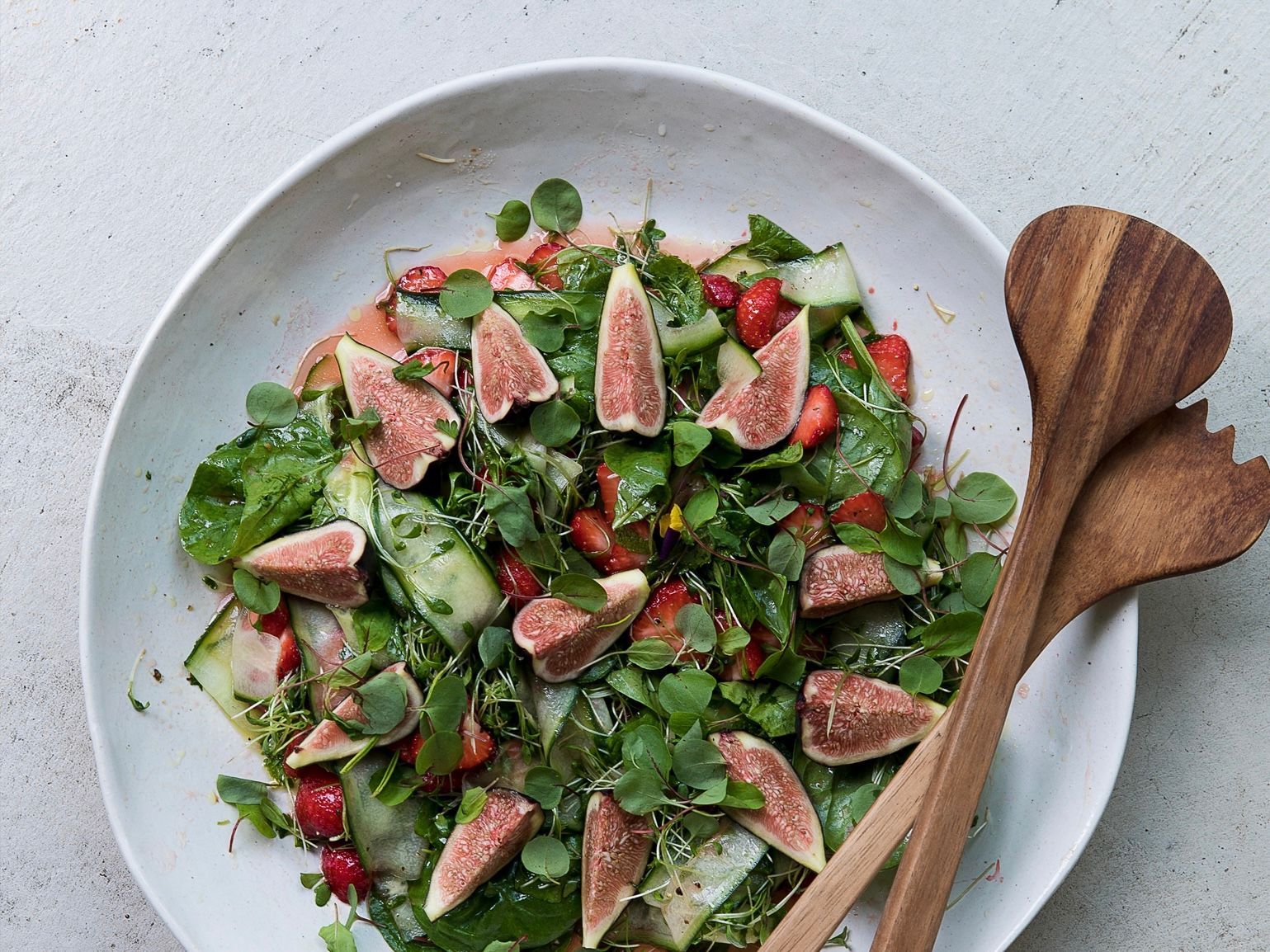 Schritt 2: Anrichten und Servieren von Erdbeer-Feigensalat mit Gurke und Brunnenkresse 