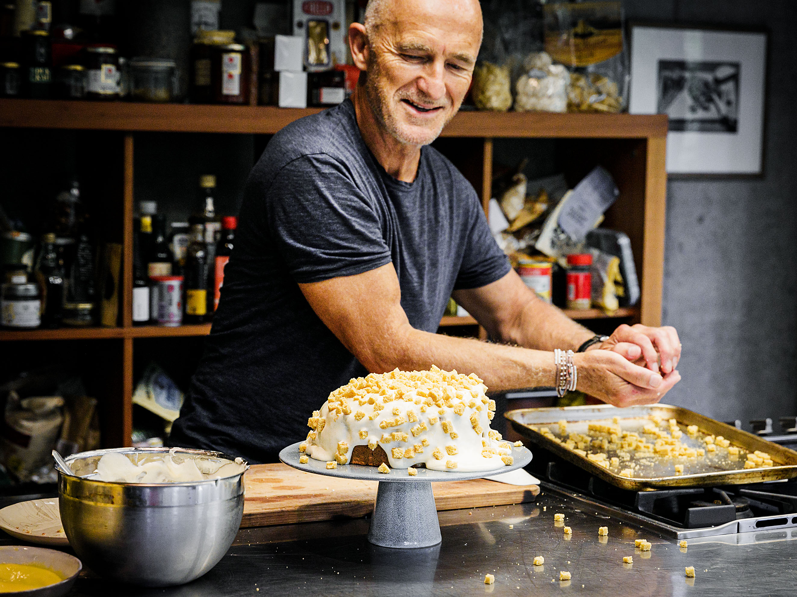 Schritt 5: Die Kuchenwürfel darauf verteilen, ­sodass die Torte einer Mimose ähnelt